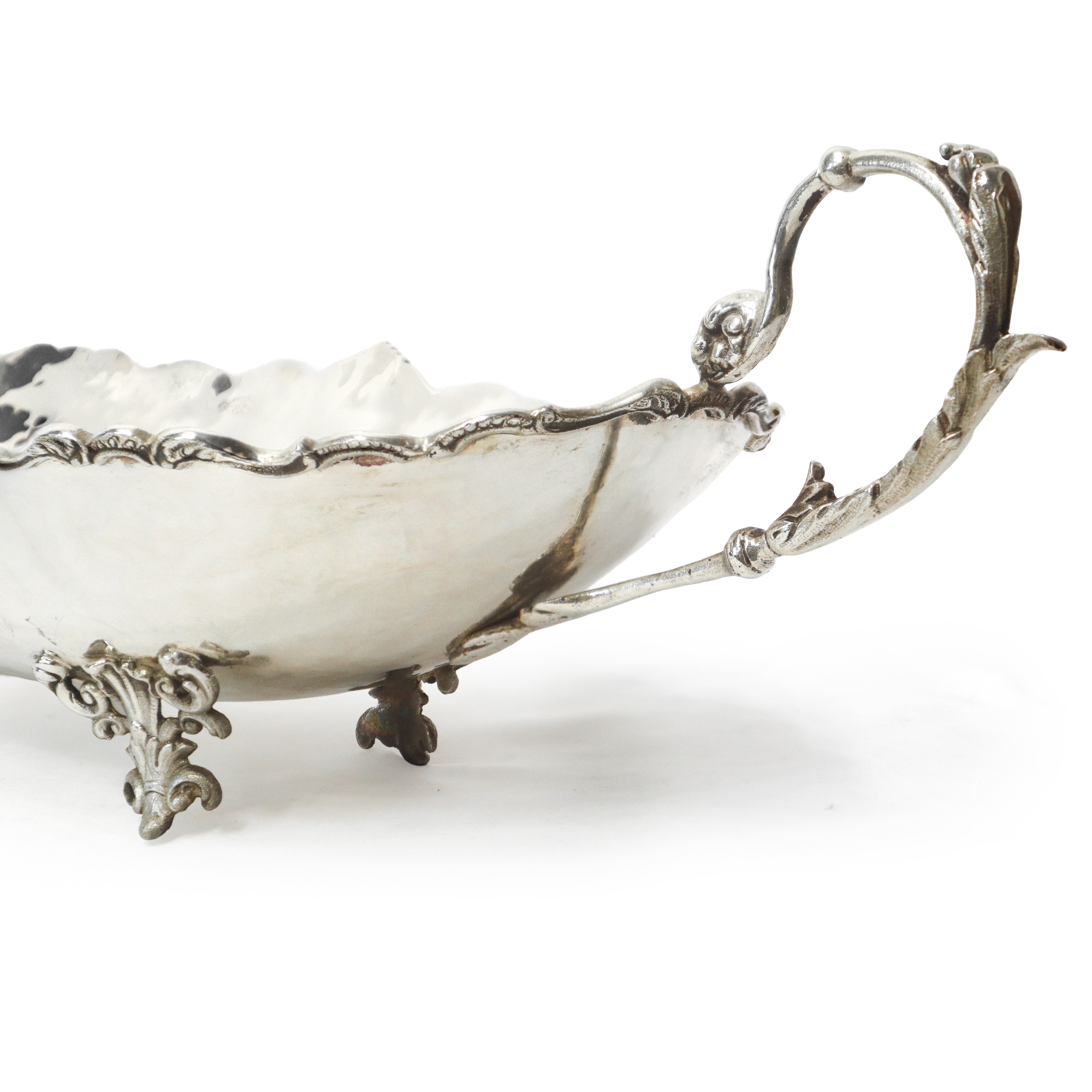 Ciatta centrotavola in argento 800 con prese e piedi di sostegno con bordo smerlato