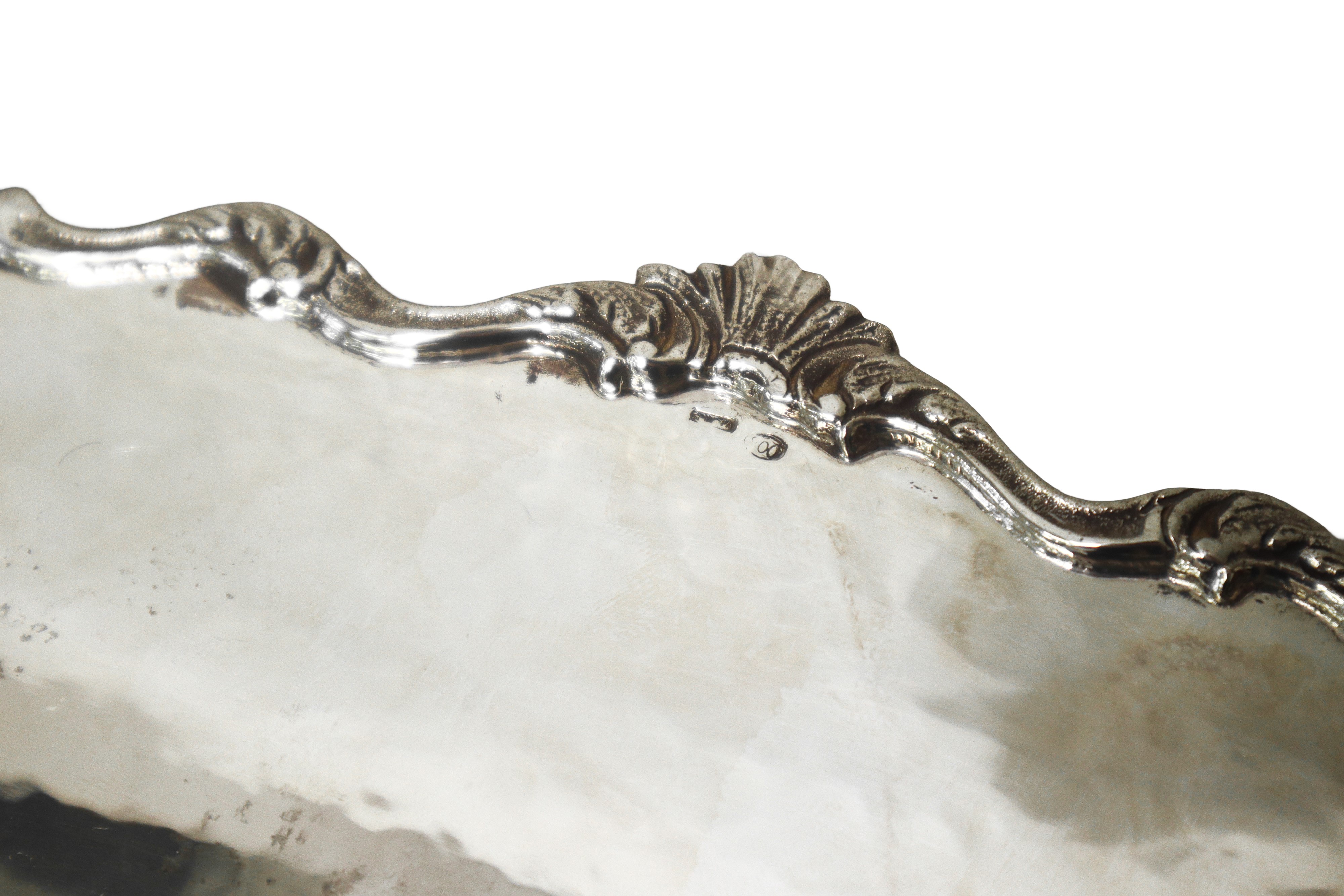 Ciatta centrotavola in argento 800 con prese e piedi di sostegno con bordo smerlato