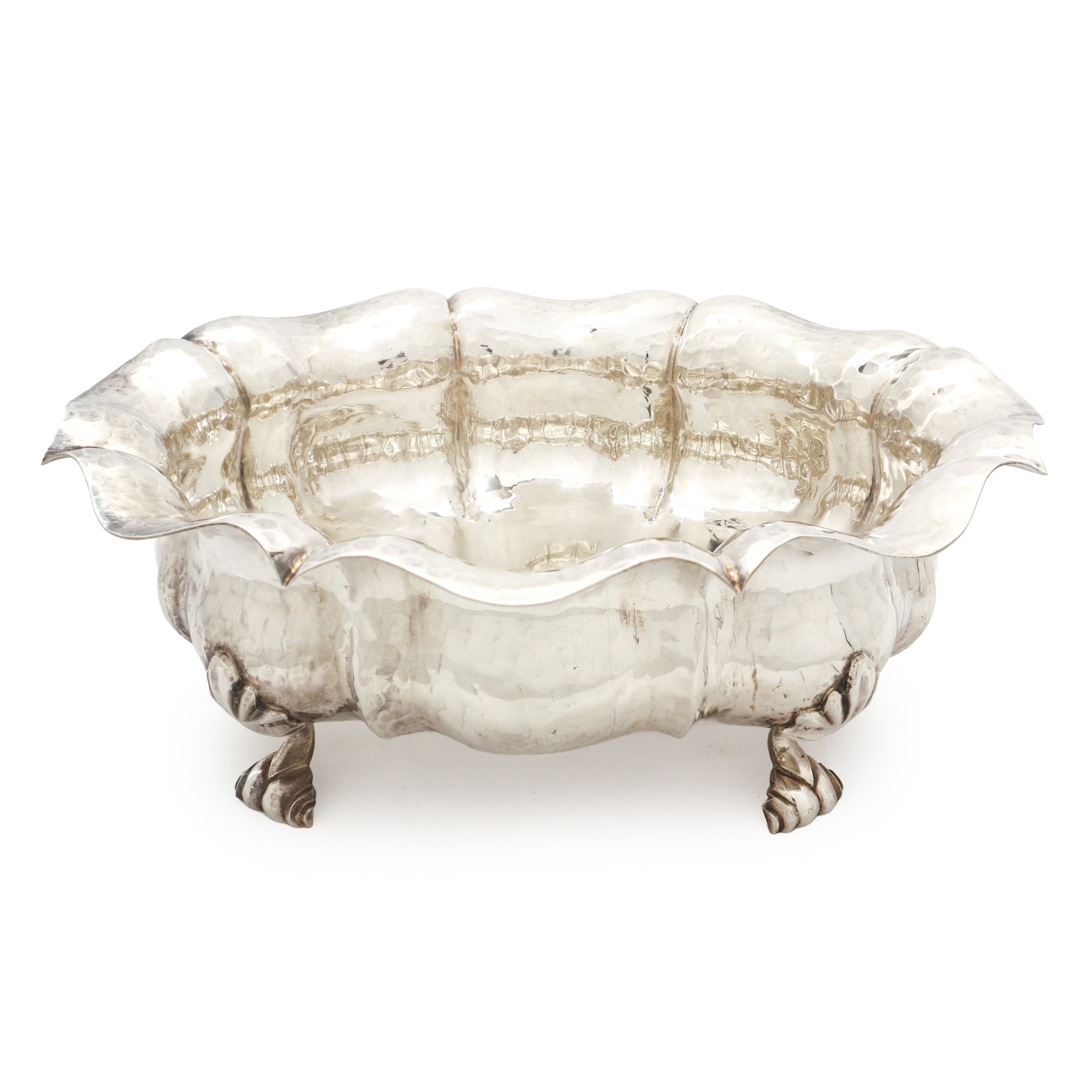 Portadolci con piedi felini costolato con bordo smerlato in argento 800 ribattuto a mano