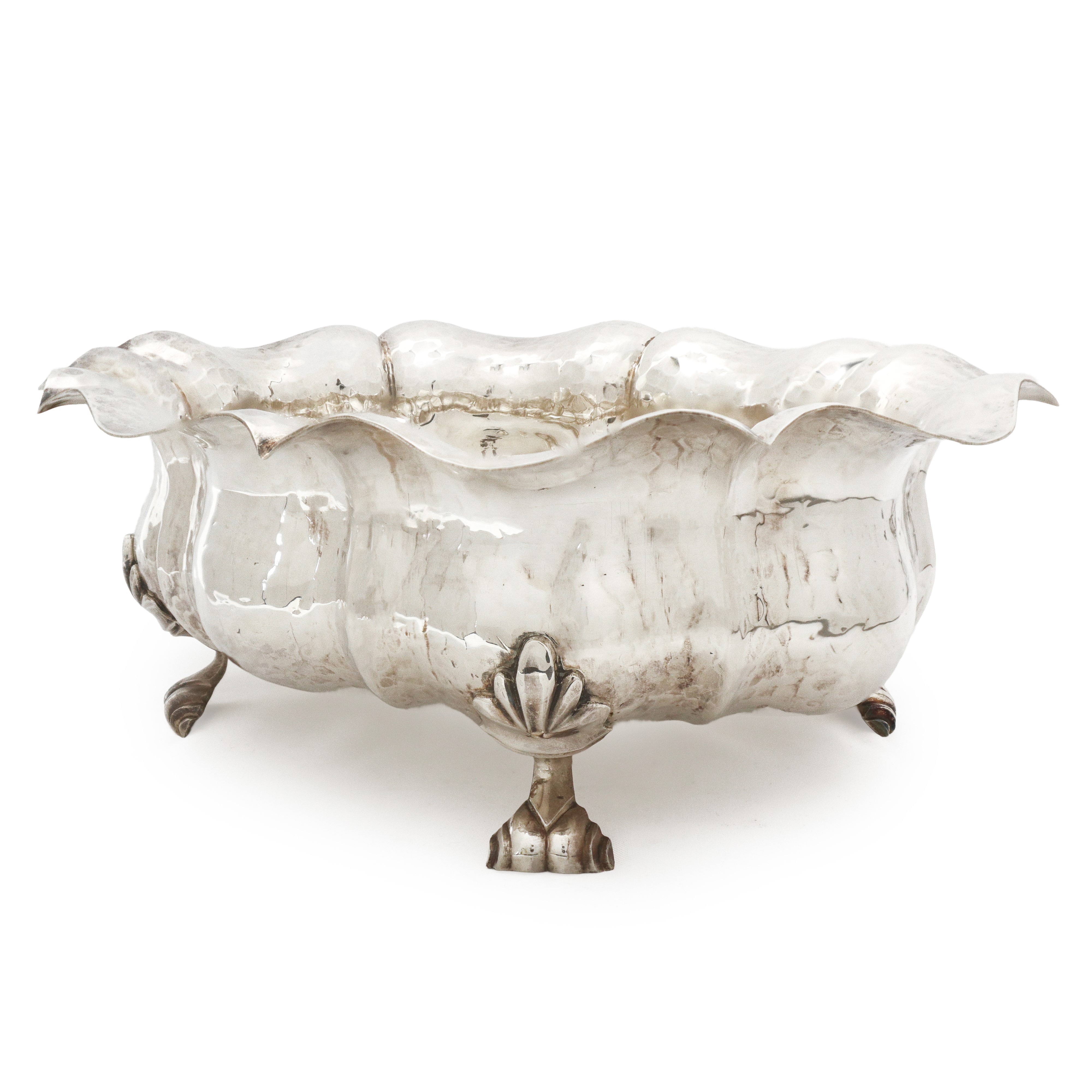 Portadolci con piedi felini costolato con bordo smerlato in argento 800 ribattuto a mano