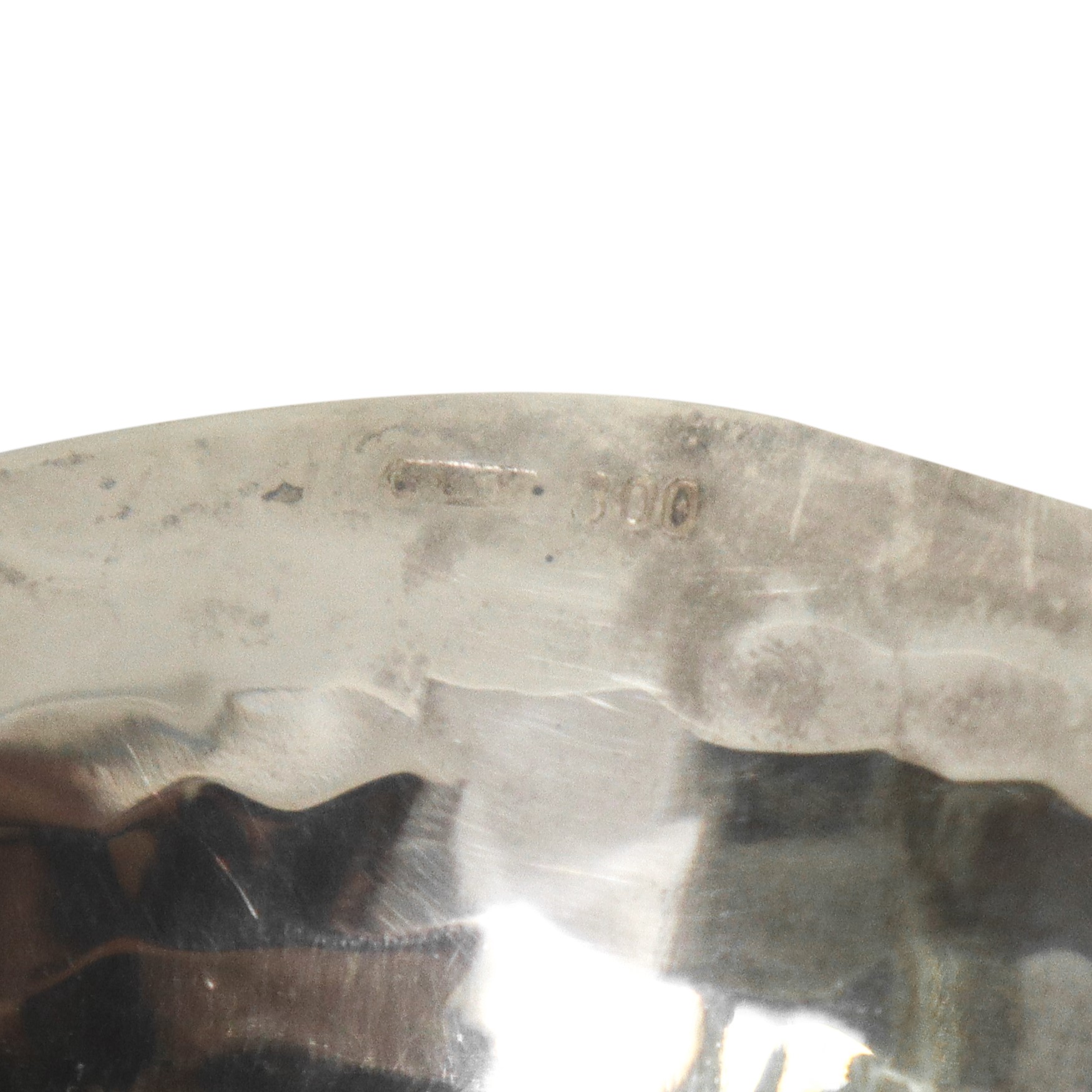 Portadolci con piedi felini costolato con bordo smerlato in argento 800 ribattuto a mano