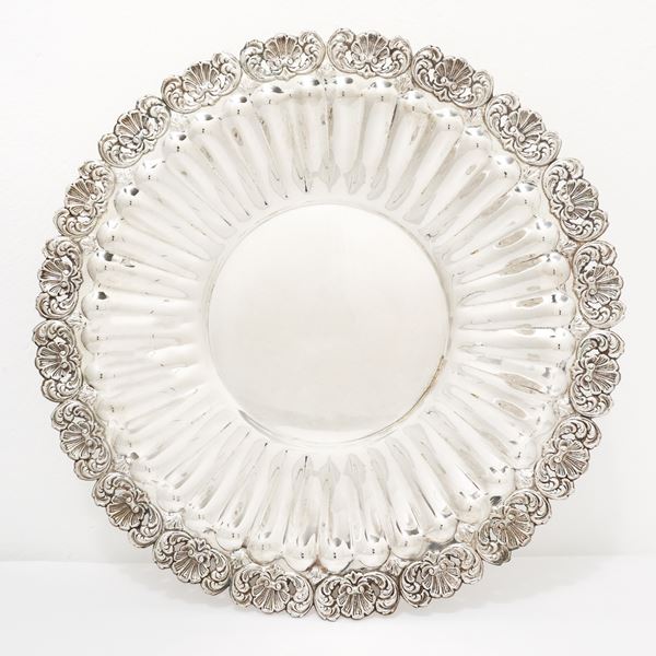 Circular centrepiece in 800 silver with support feet and embossed and scalloped edge with shells and circular ribbing