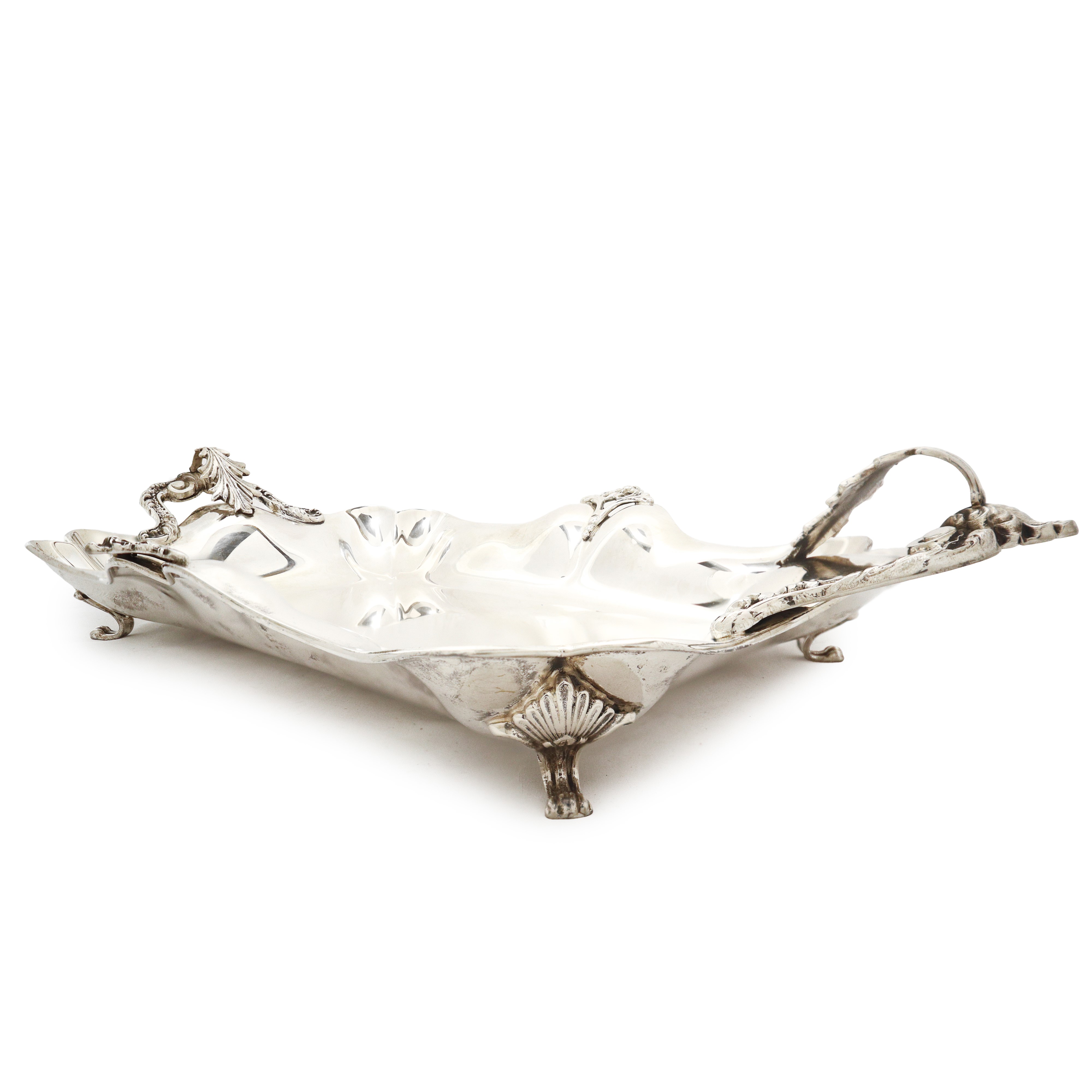 Porta cioccolatini in argento 800 con piedi felini con prese laterali a foglia d'acanto