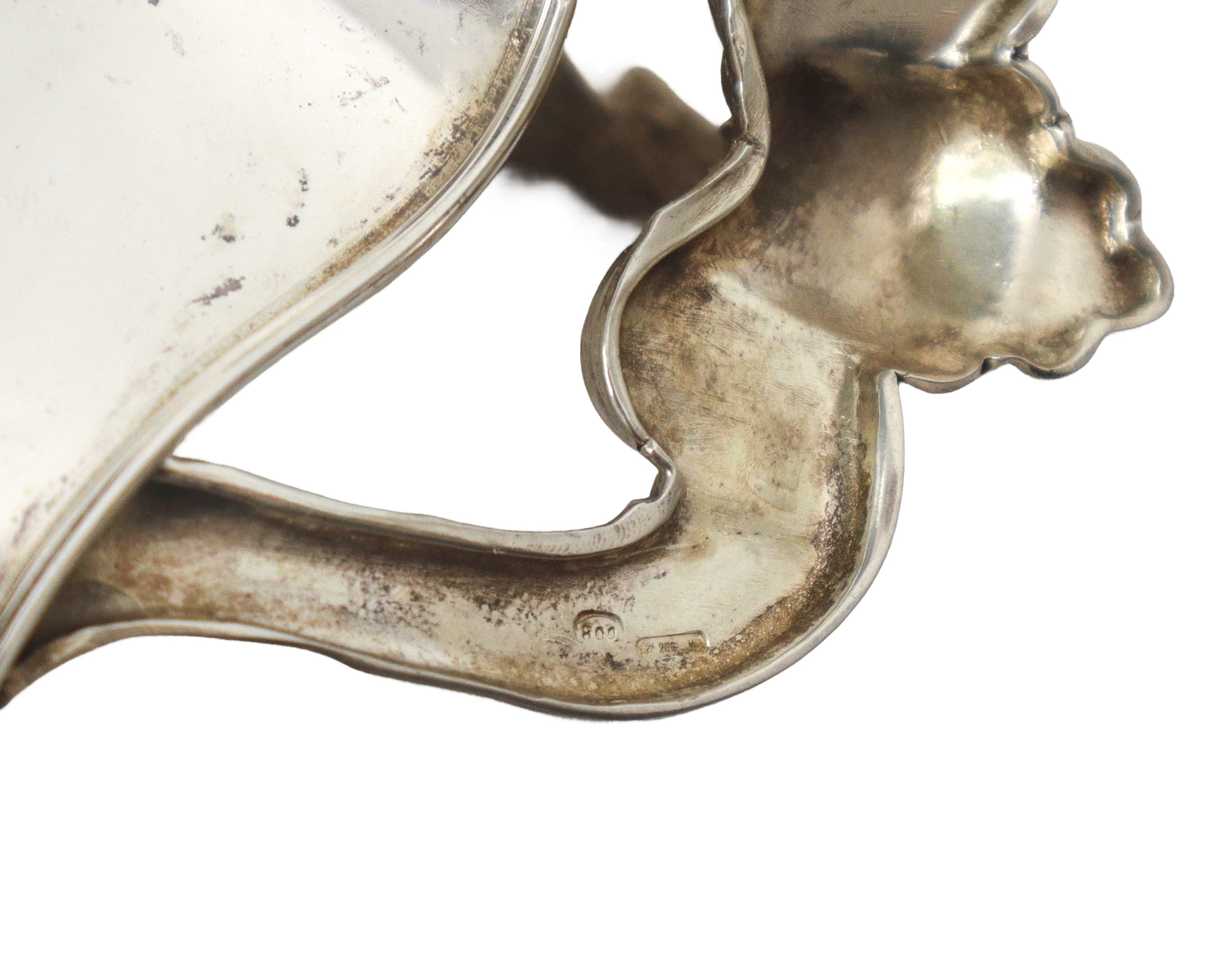 Porta cioccolatini in argento 800 con piedi felini con prese laterali a foglia d'acanto