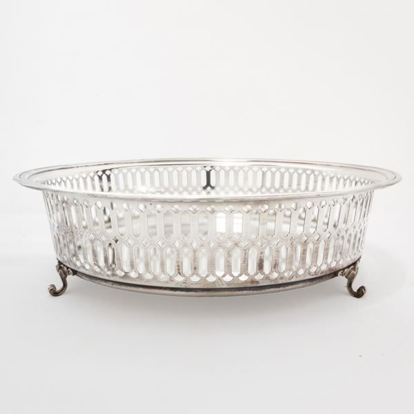 Round centerpiece in 800 silver with perforated support feet