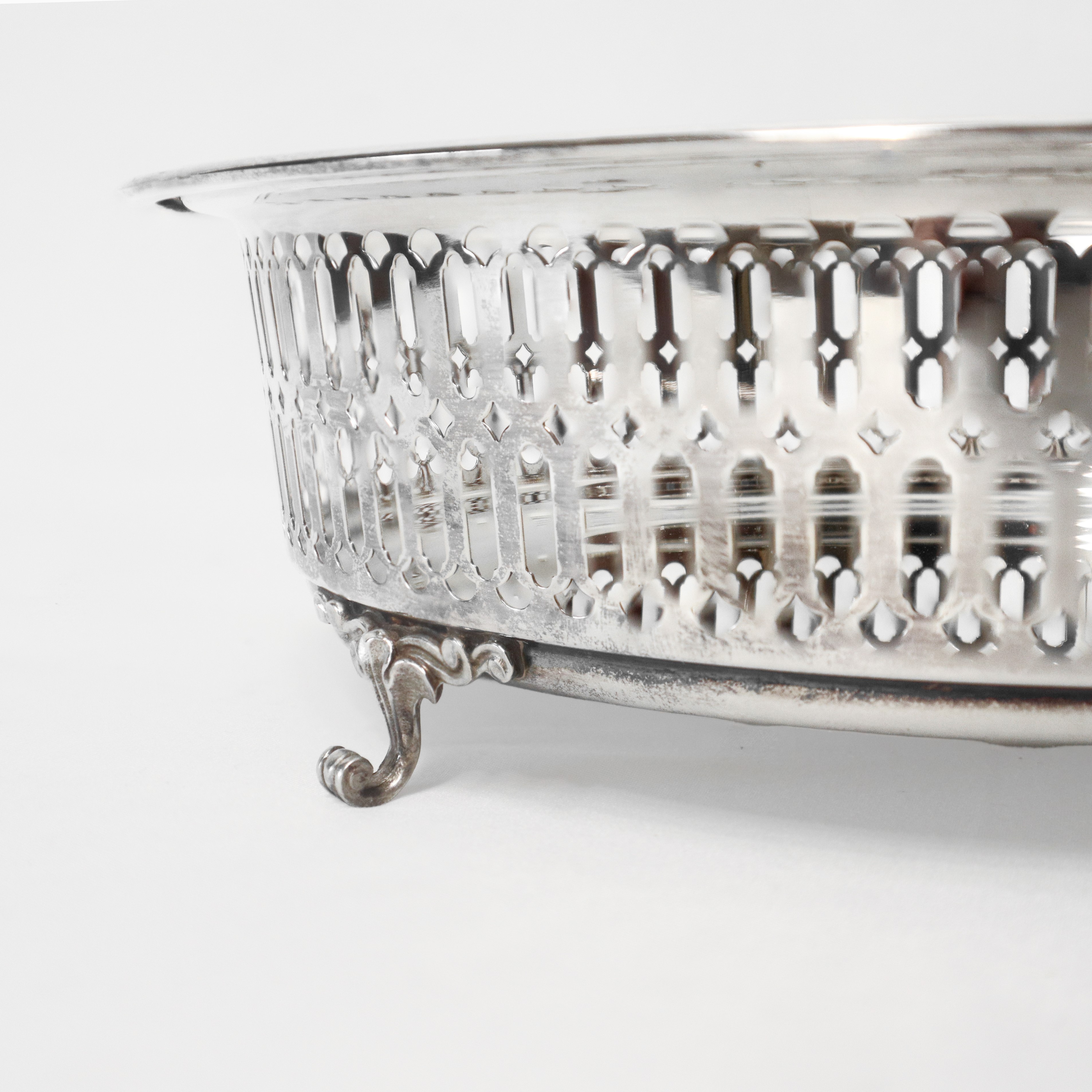 Centrotavola rotondo in argento 800 con piedi di sostegno traforato