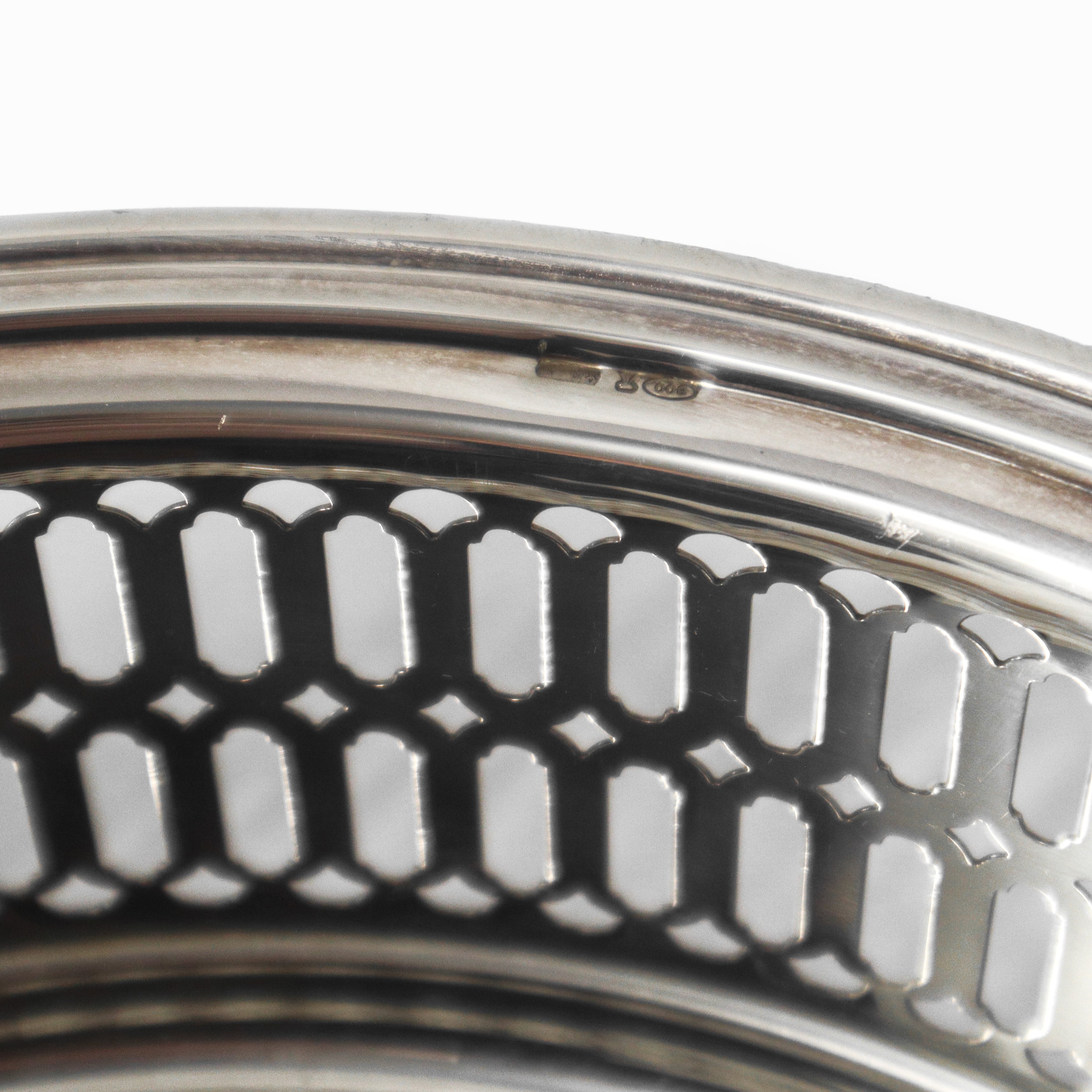 Centrotavola rotondo in argento 800 con piedi di sostegno traforato