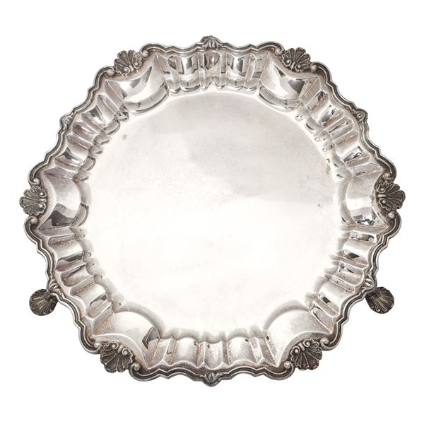 Circular tray in 800 silver with shell-shaped support foot with scalloped edge
