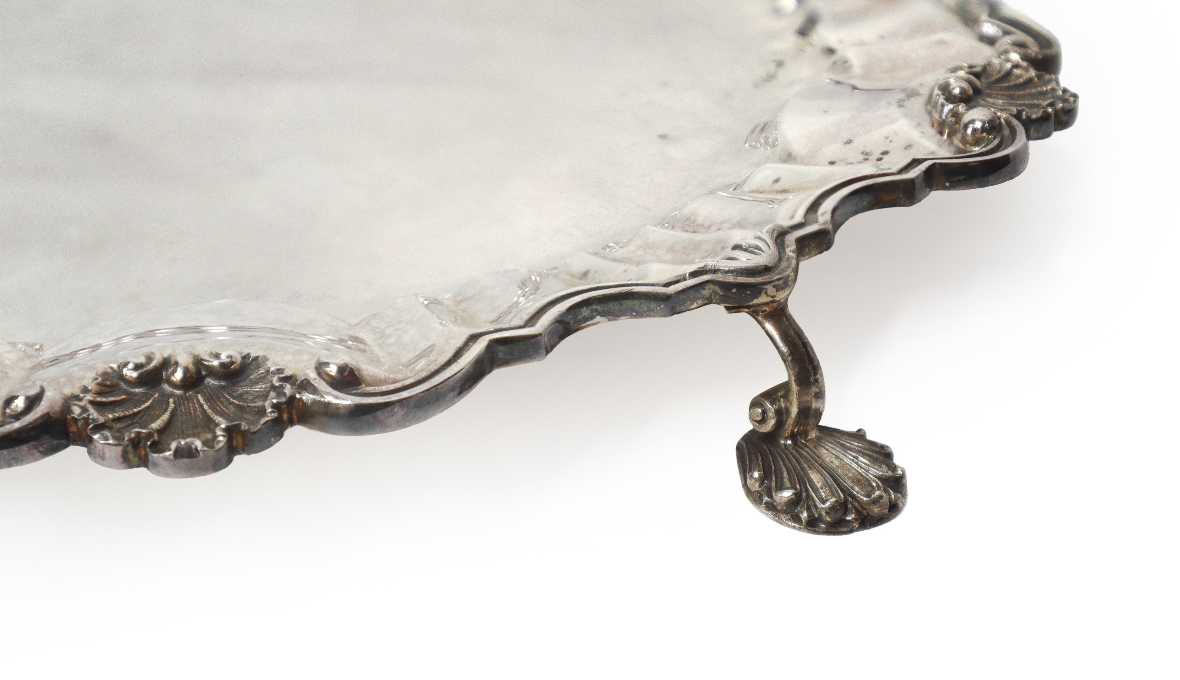 Vassoio circolare in argento 800 con piede di sostegno a conchiglia con bordo smerlato