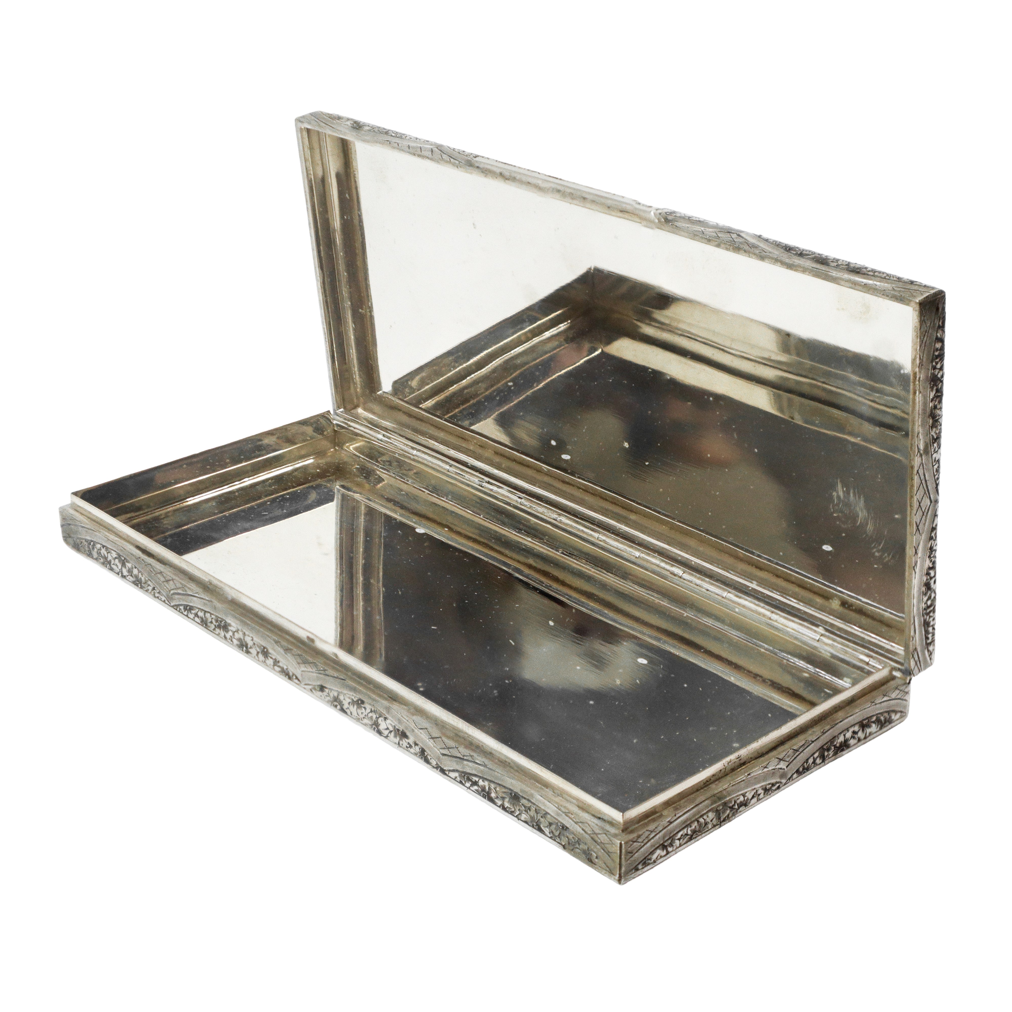 Scatola rettangolare in argento 800 decorata sbalzo con motivi floreali