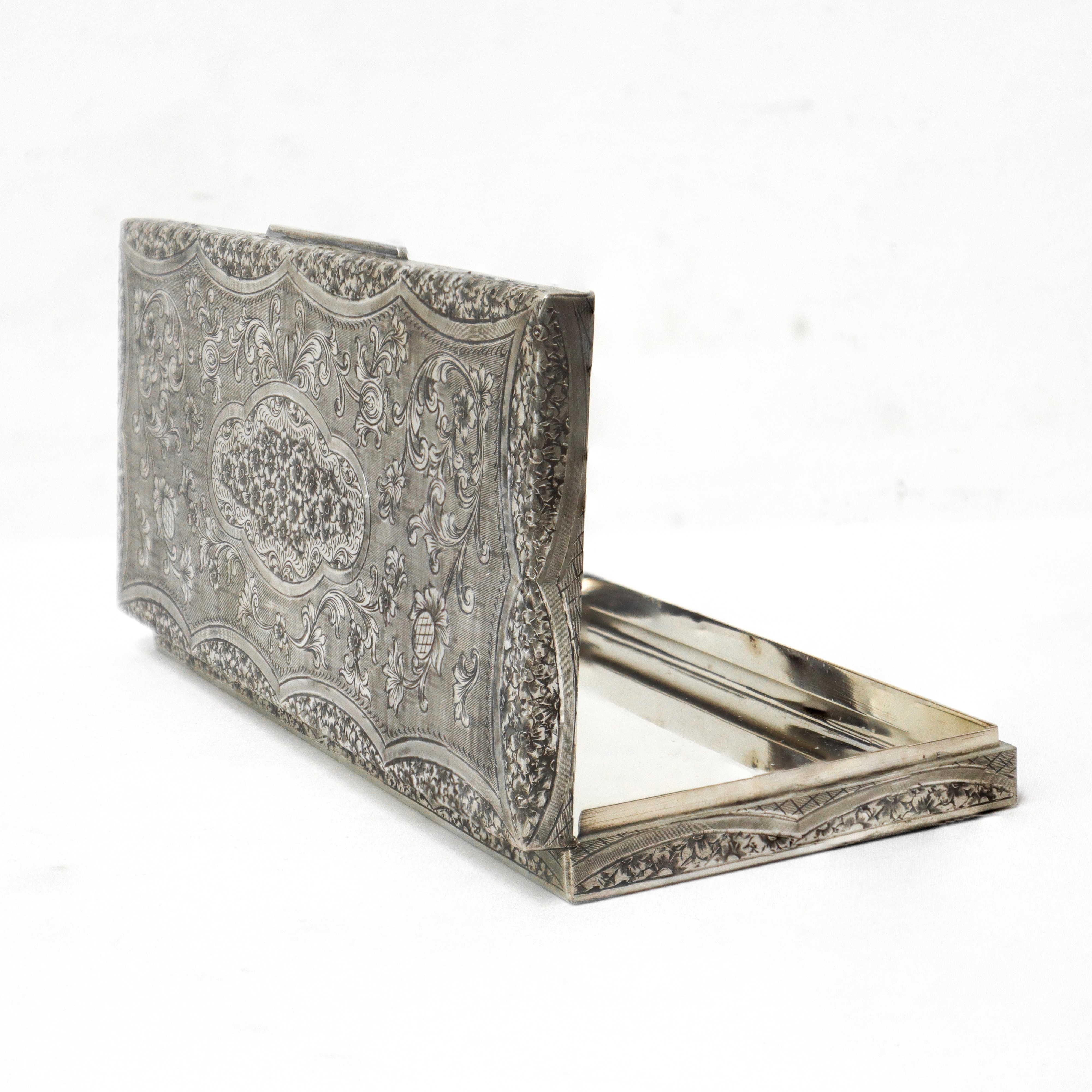 Scatola rettangolare in argento 800 decorata sbalzo con motivi floreali