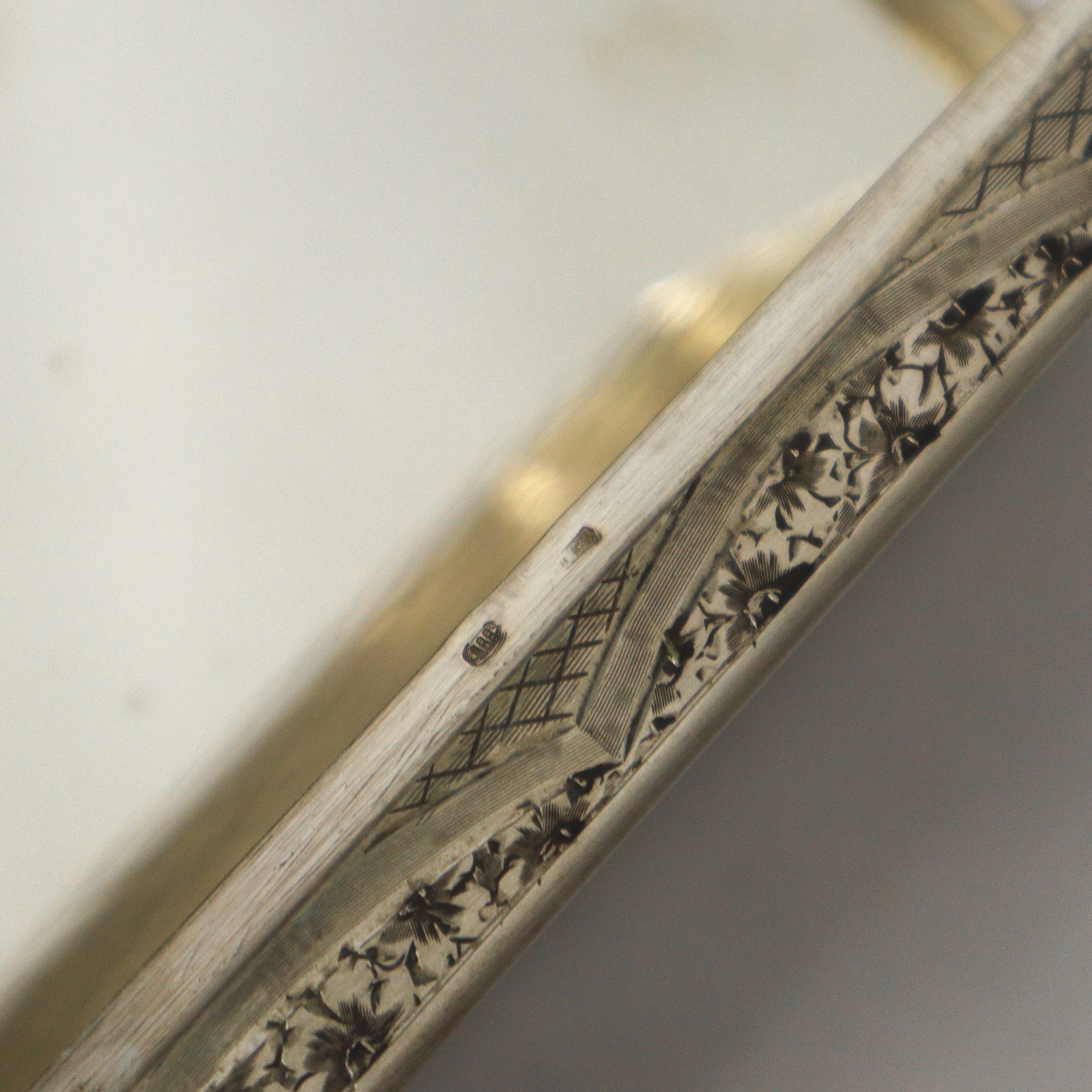 Scatola rettangolare in argento 800 decorata sbalzo con motivi floreali