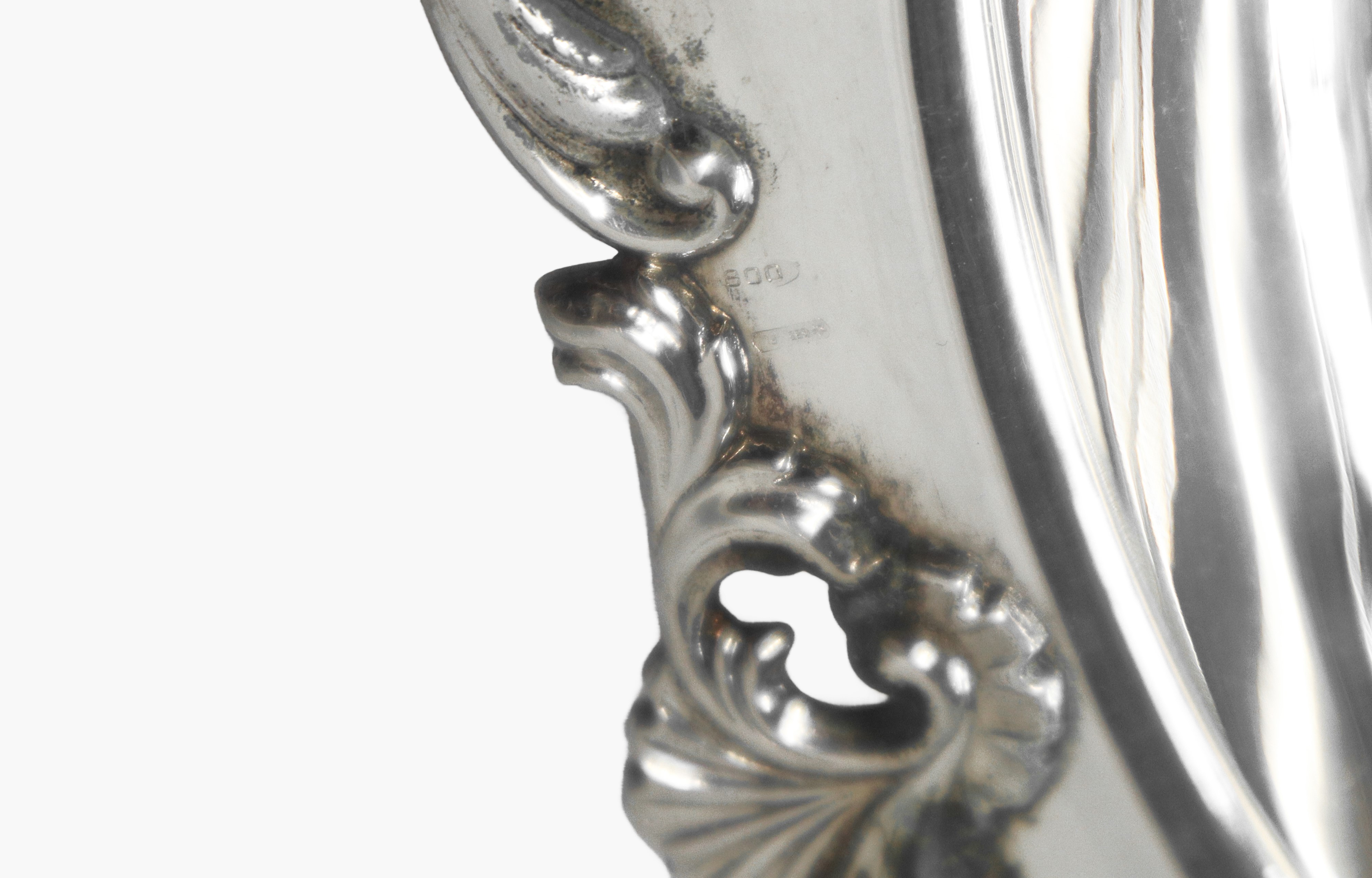 Centrotavola in argento 800 con piedi di sostegno leonino e bordo decorato a conchiglie