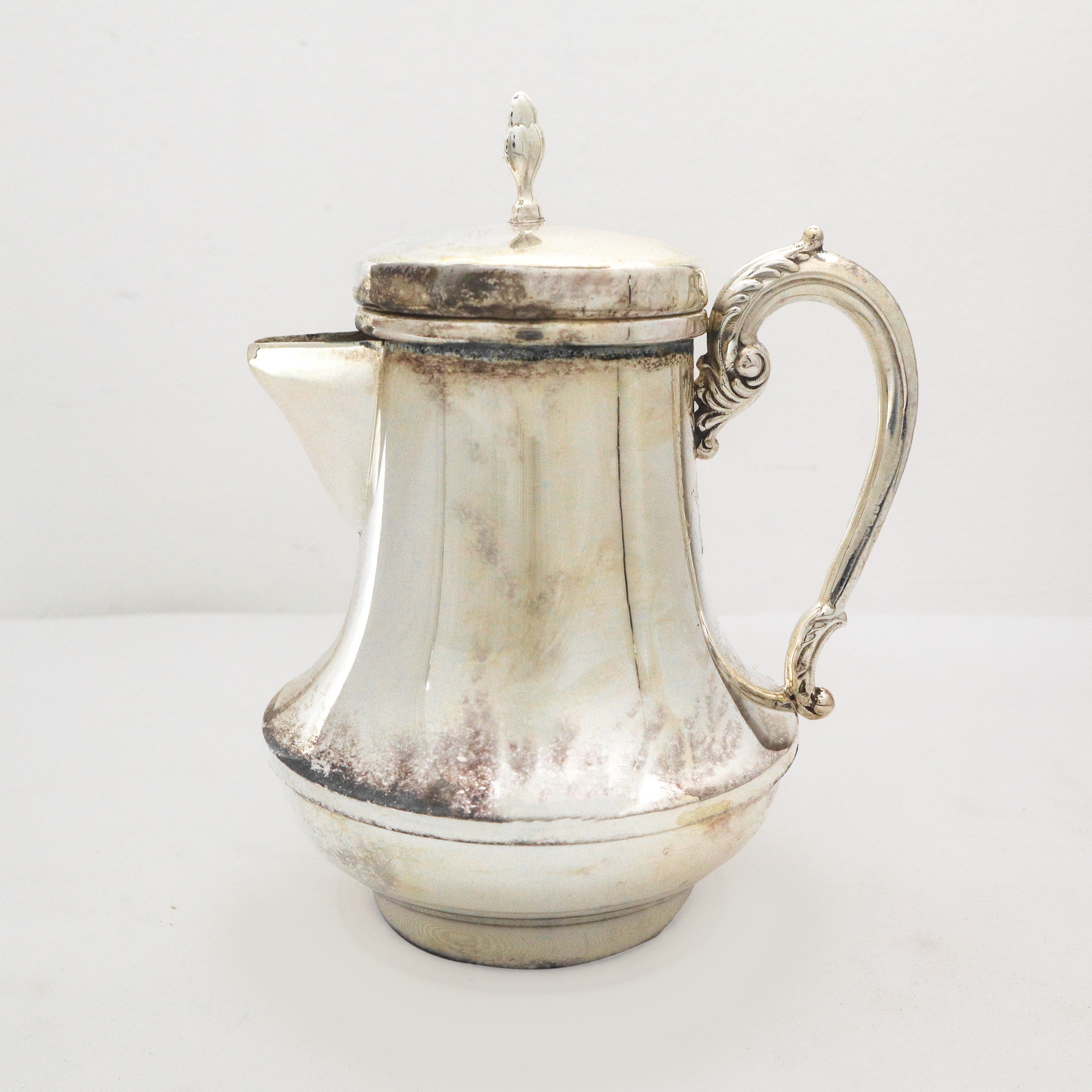 Servizio da tè e caffè in argento 800 con pigne sul coperchio e prese decorate