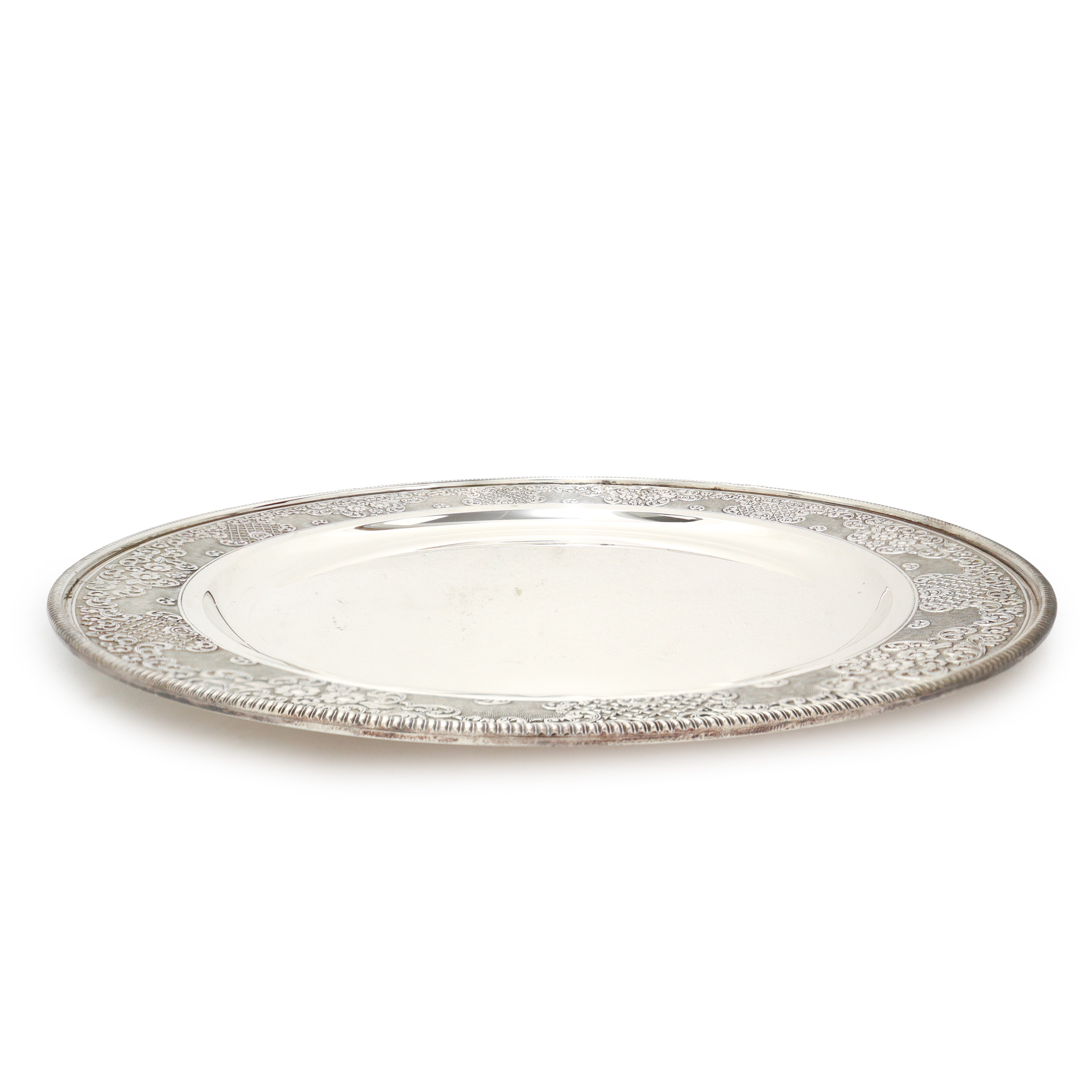 Grande piatto centro tavola in argento 800 con bordo decorato a sbalzo a motivi floreali