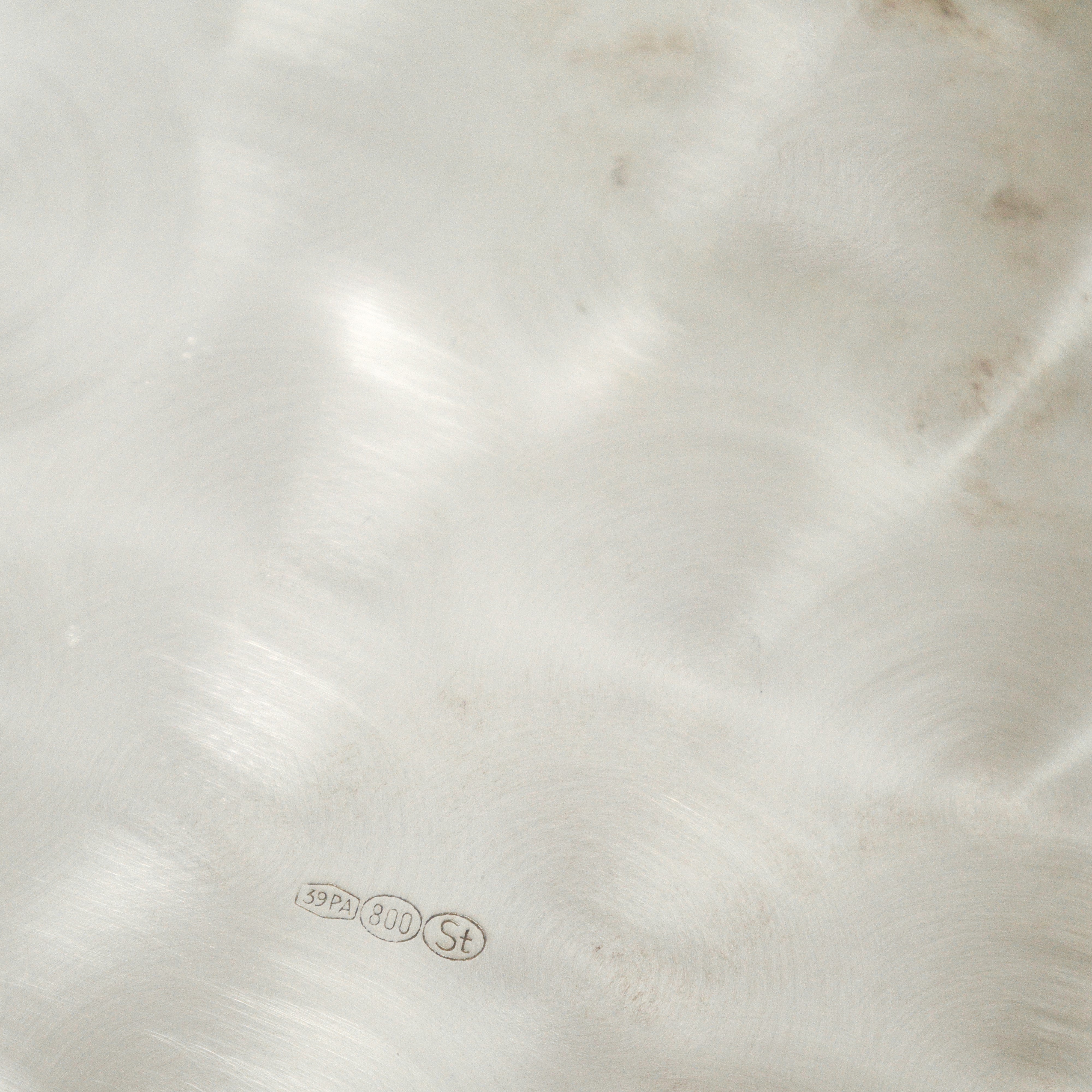 Grande piatto centro tavola in argento 800 con bordo decorato a sbalzo a motivi floreali