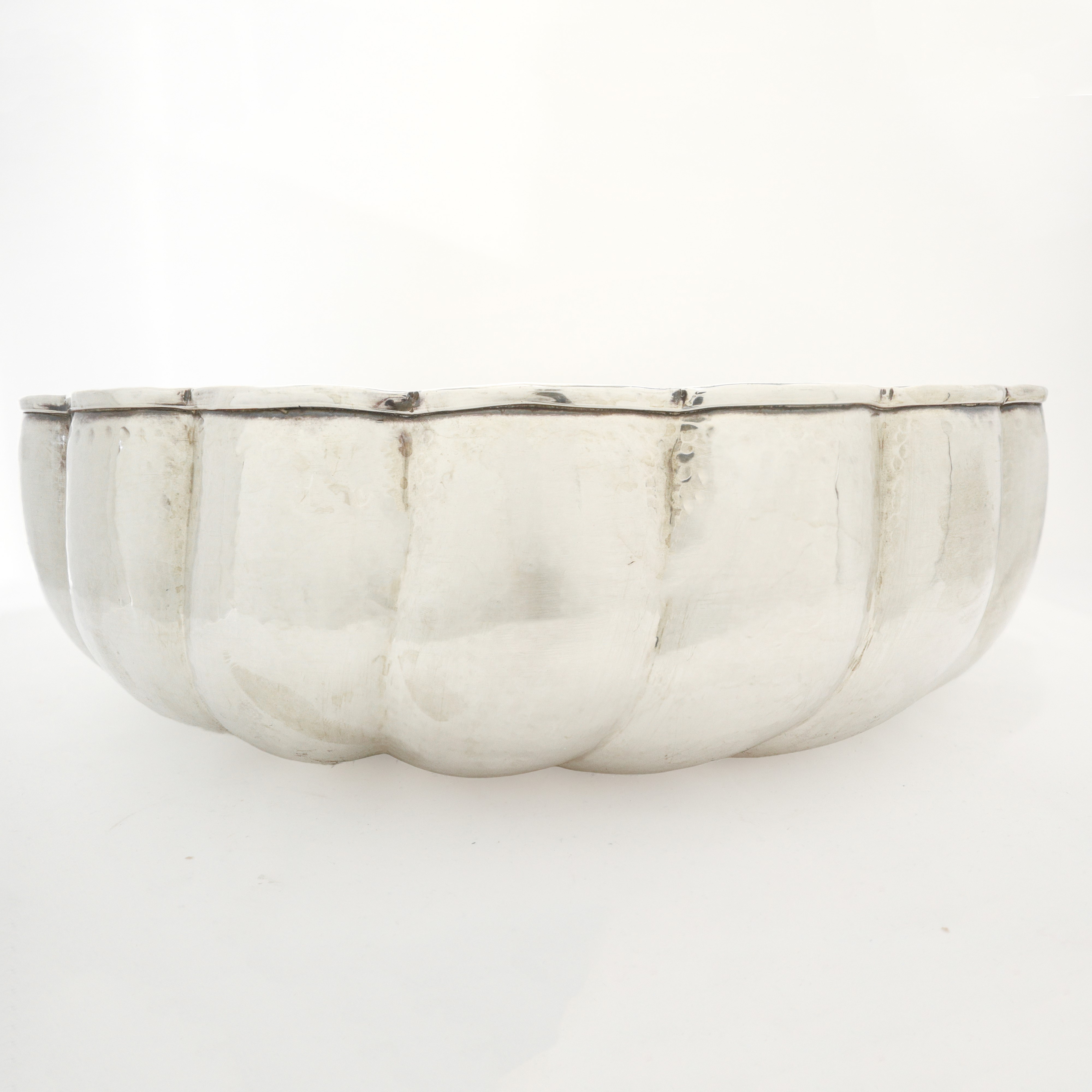 Grande ciotola centrotavola costolonata in argento 800