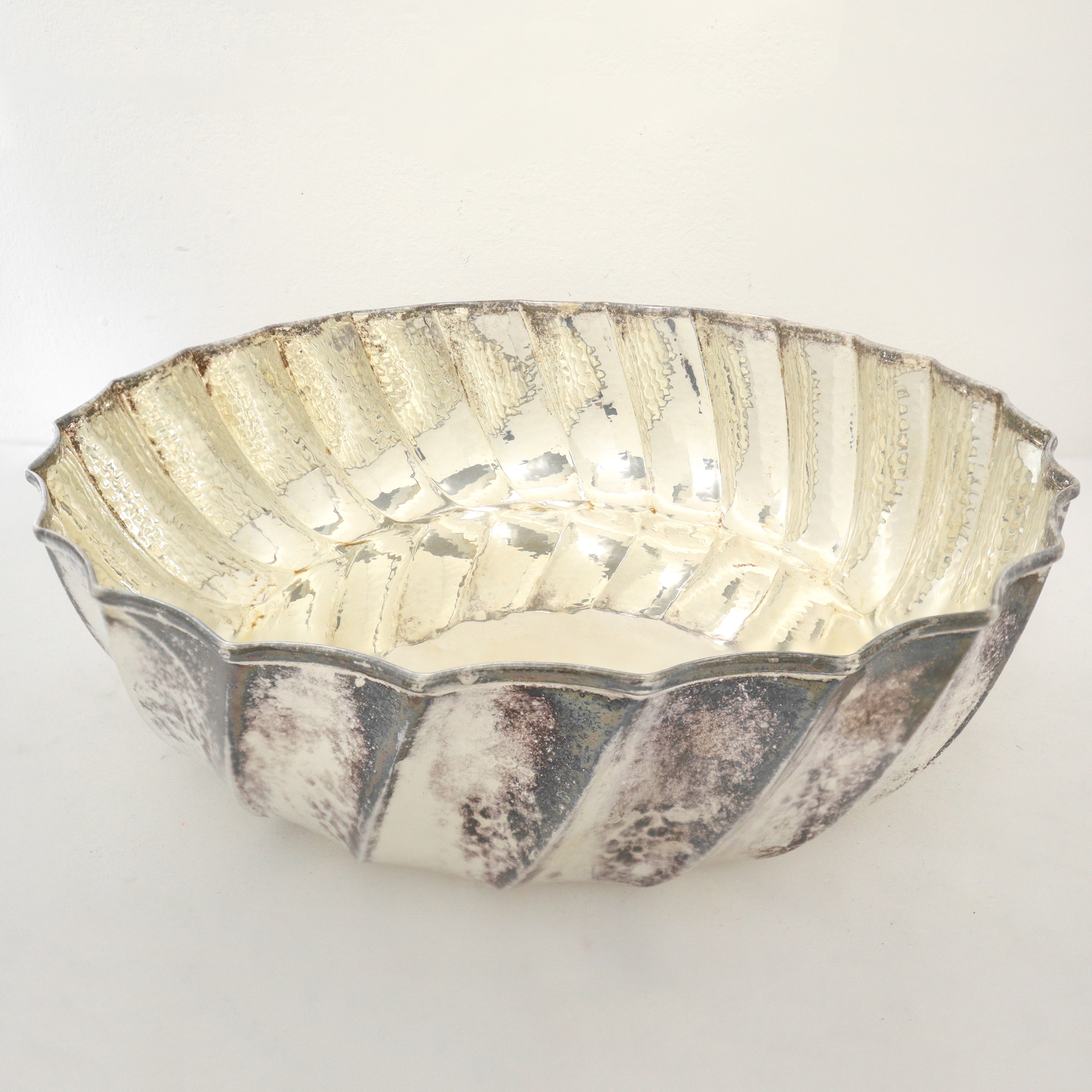 Centrotavola in argento 800 battuto a mano con scanalature