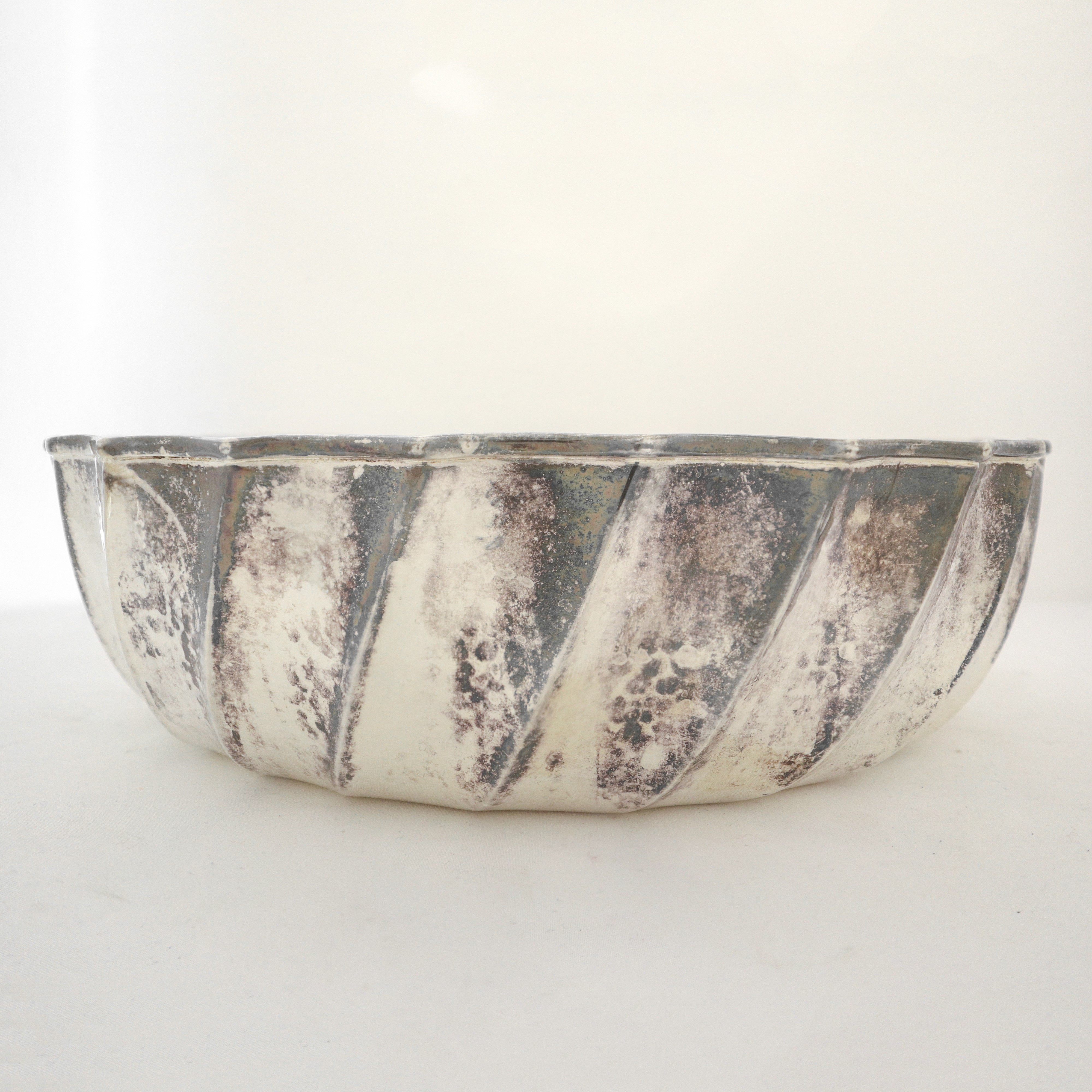 Centrotavola in argento 800 battuto a mano con scanalature