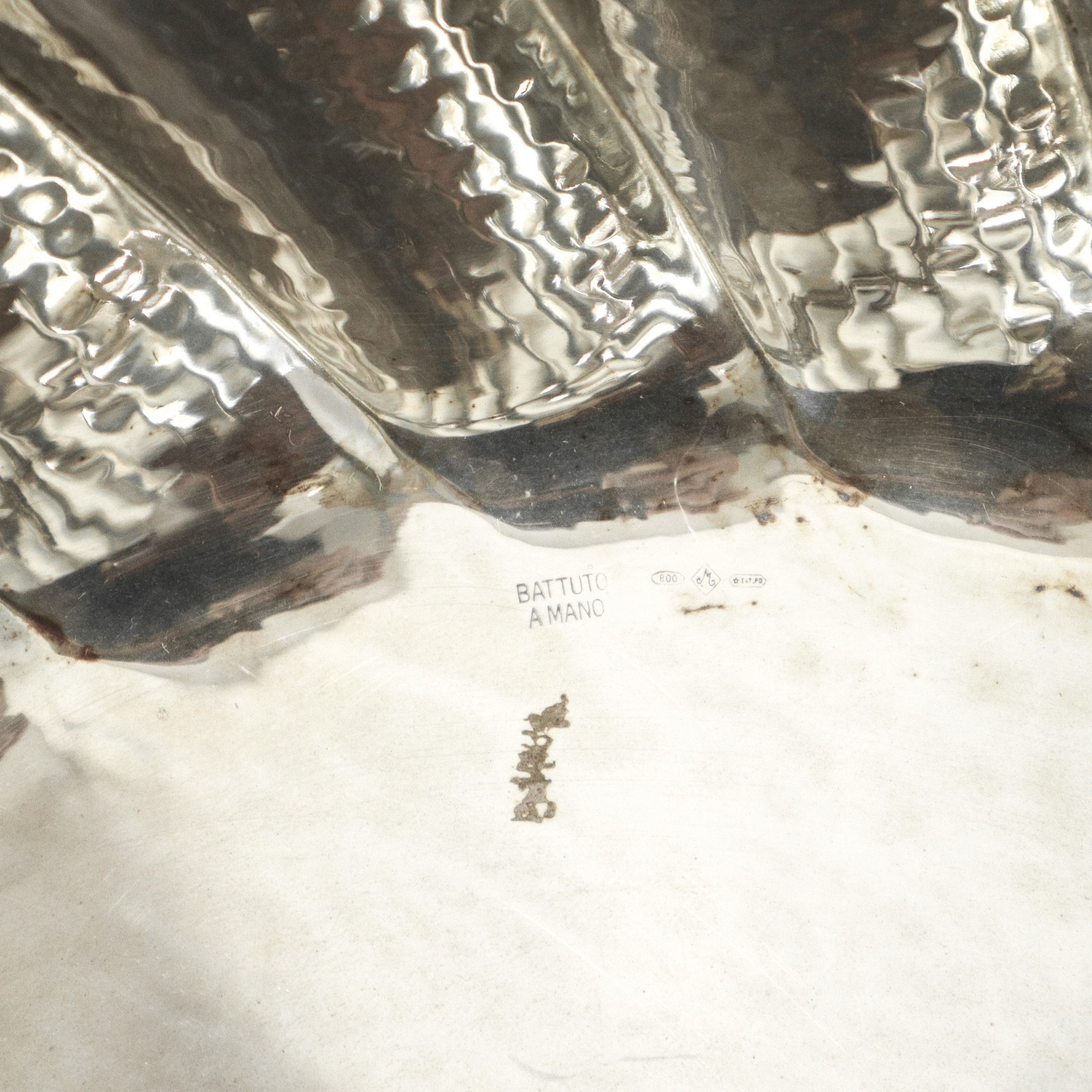 Centrotavola in argento 800 battuto a mano con scanalature