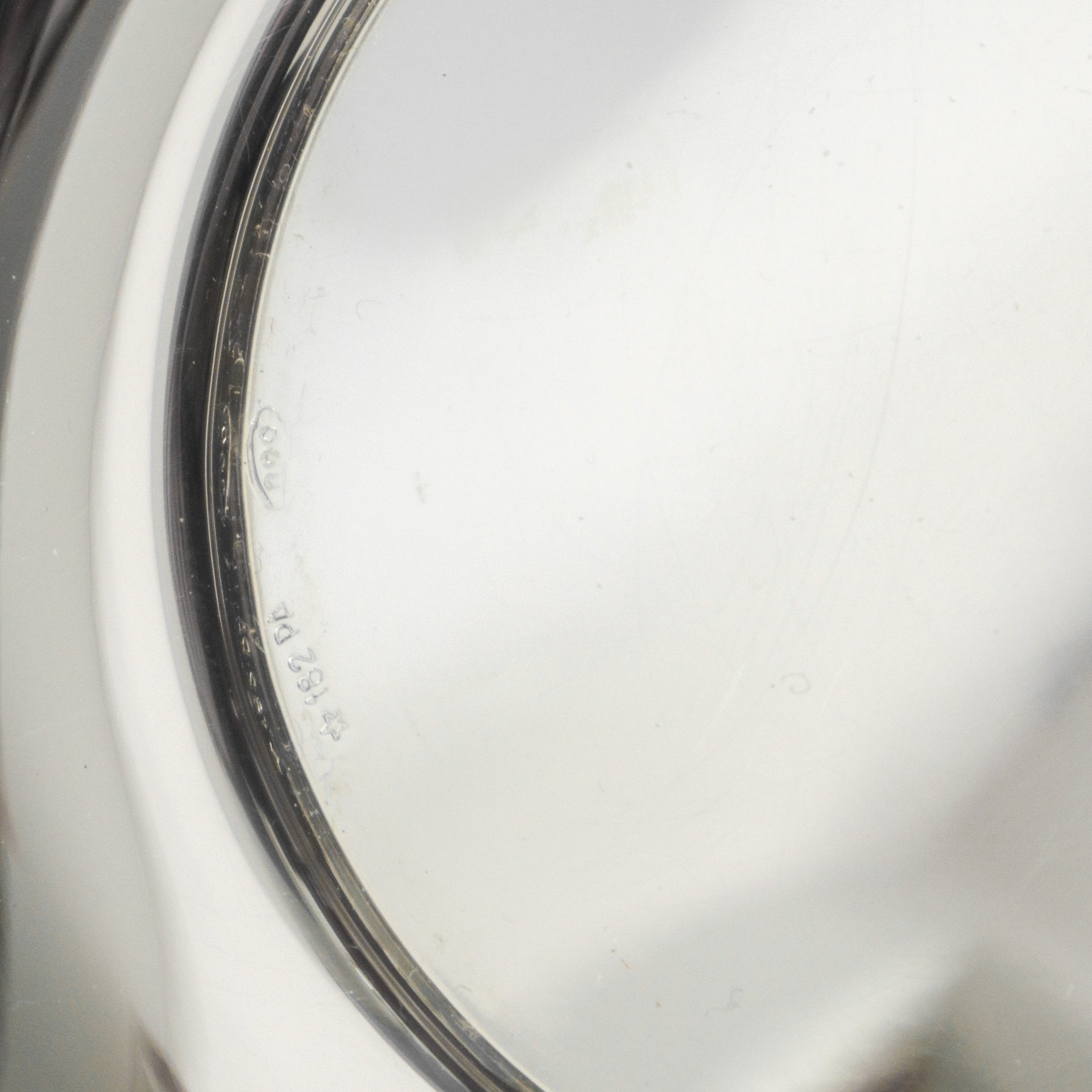 Portadolci rotondo in argento 800 sbalzato con motivi di frutta