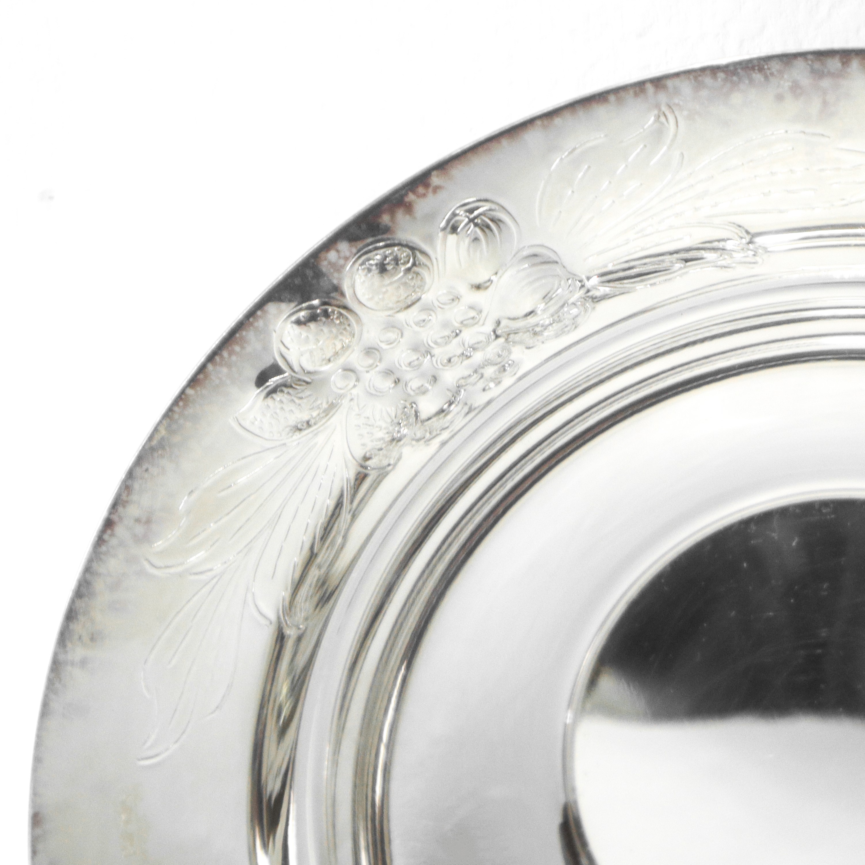 Portadolci rotondo in argento 800 sbalzato con motivi di frutta