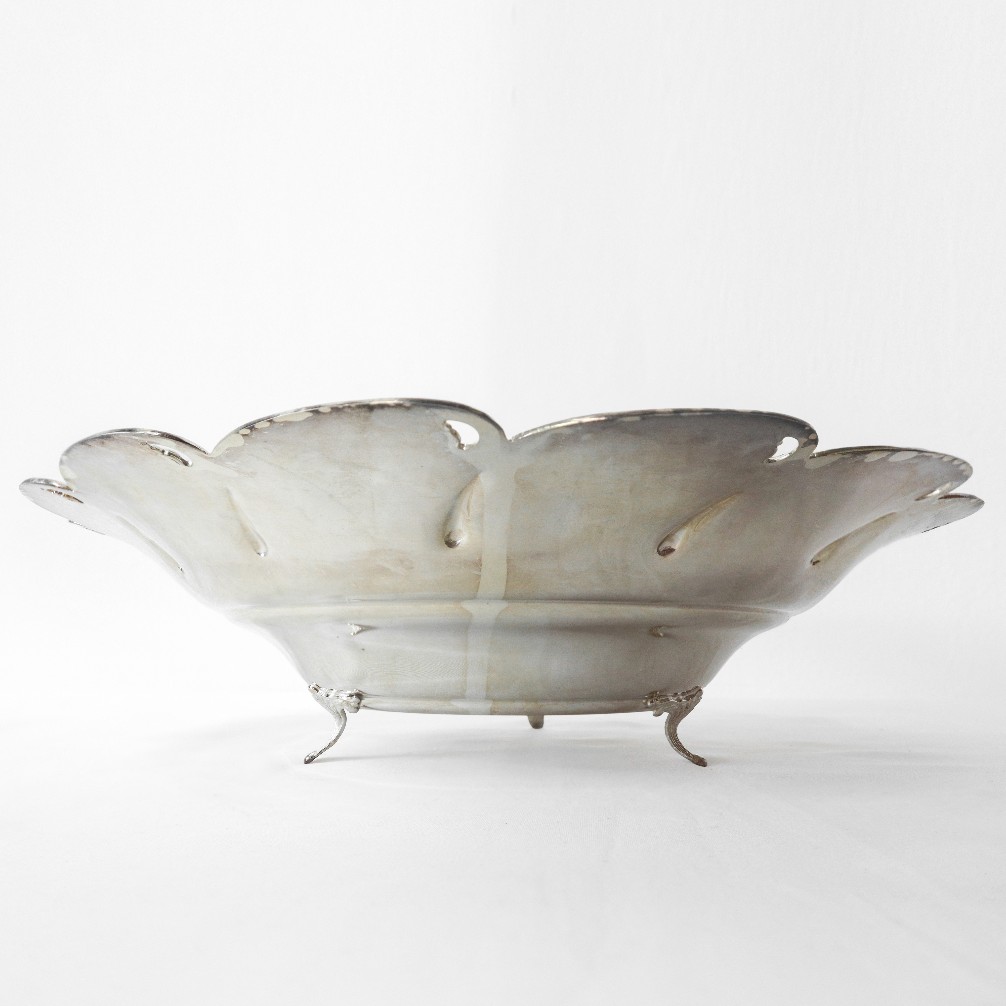 PORTADOLCI ROTONDO IN ARGENTO 800 CON PIEDI DI SOSTEGNO E BORDO SMERLATO