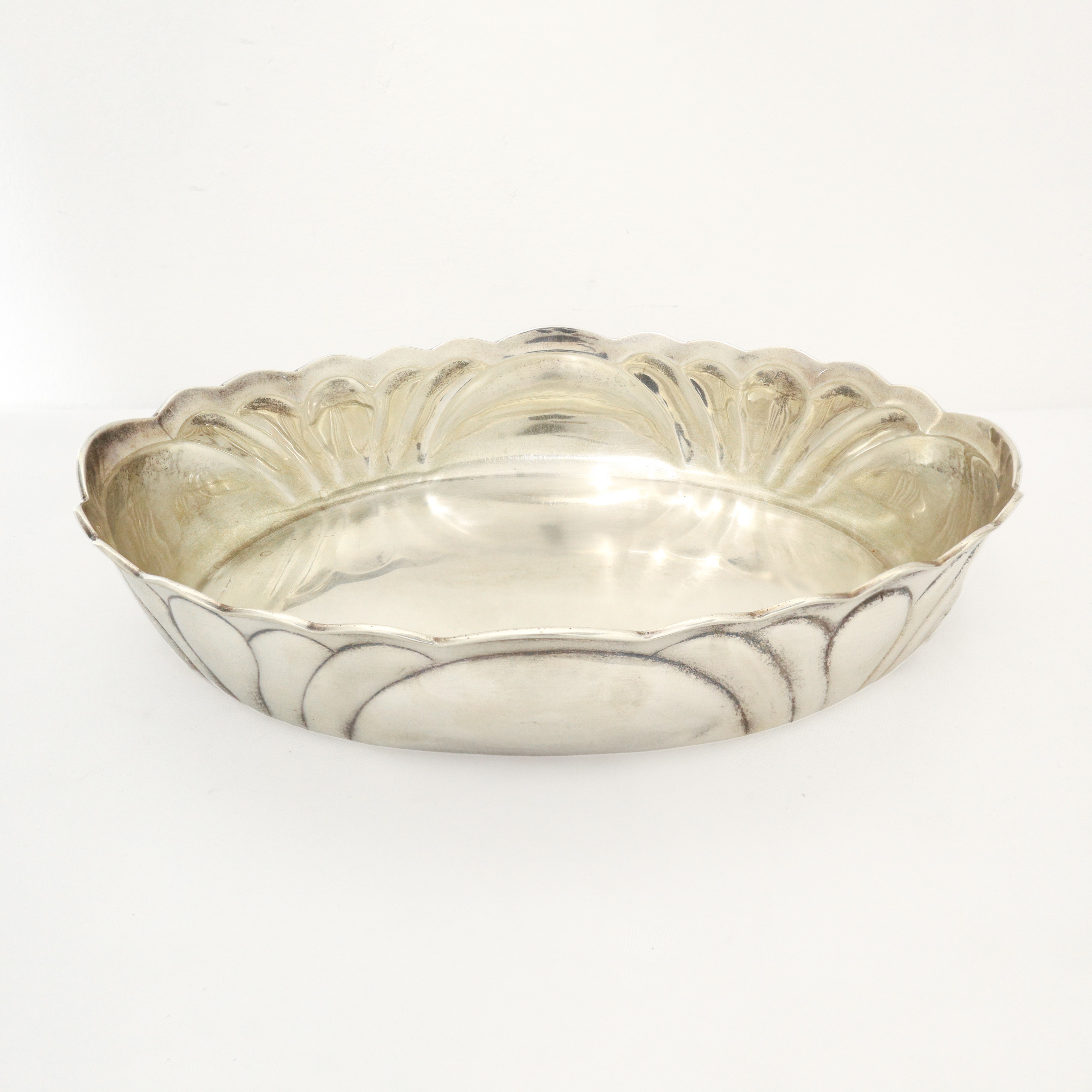 Portadolci ovale in argento 800 con bordo smerlato sbalzato e costolato