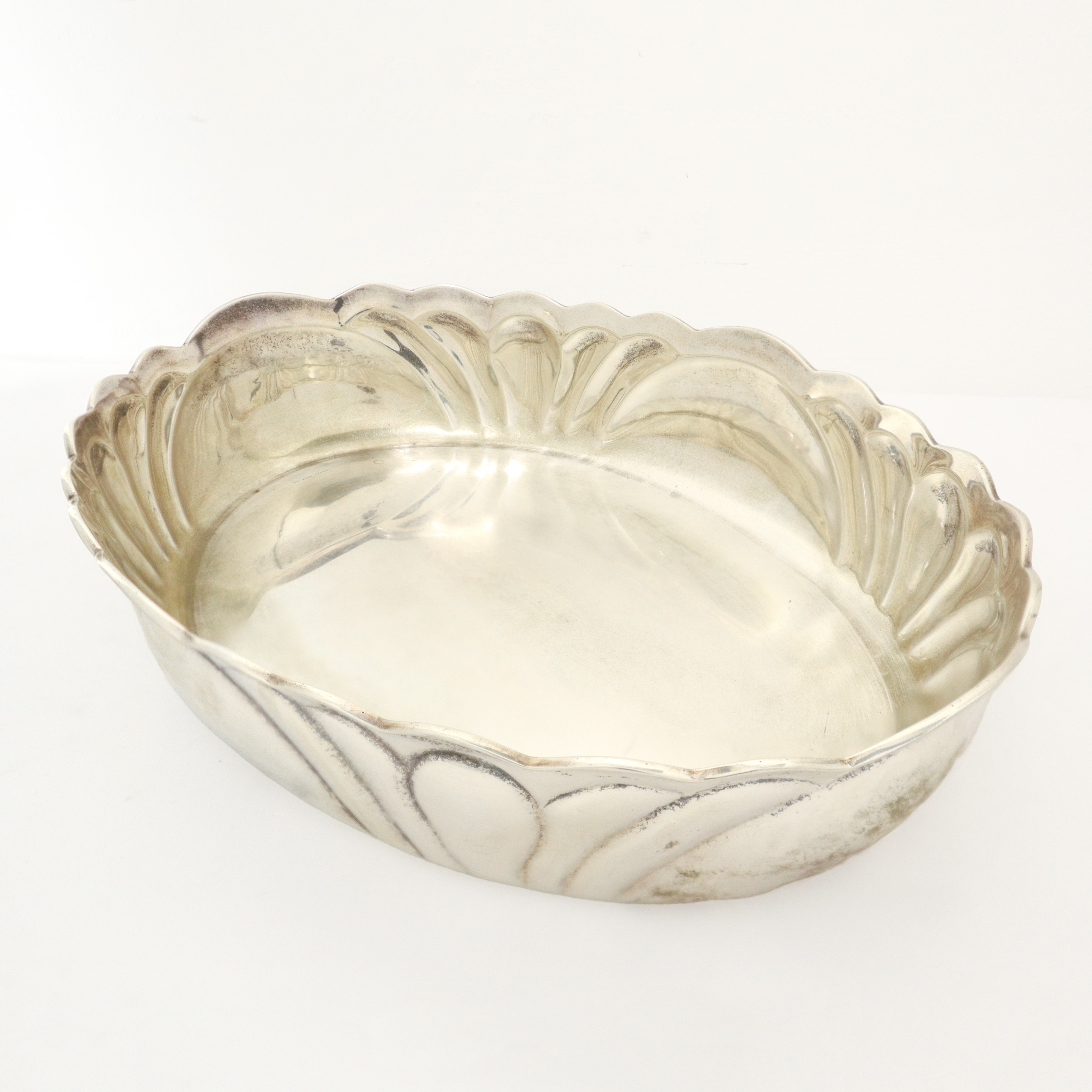 Portadolci ovale in argento 800 con bordo smerlato sbalzato e costolato