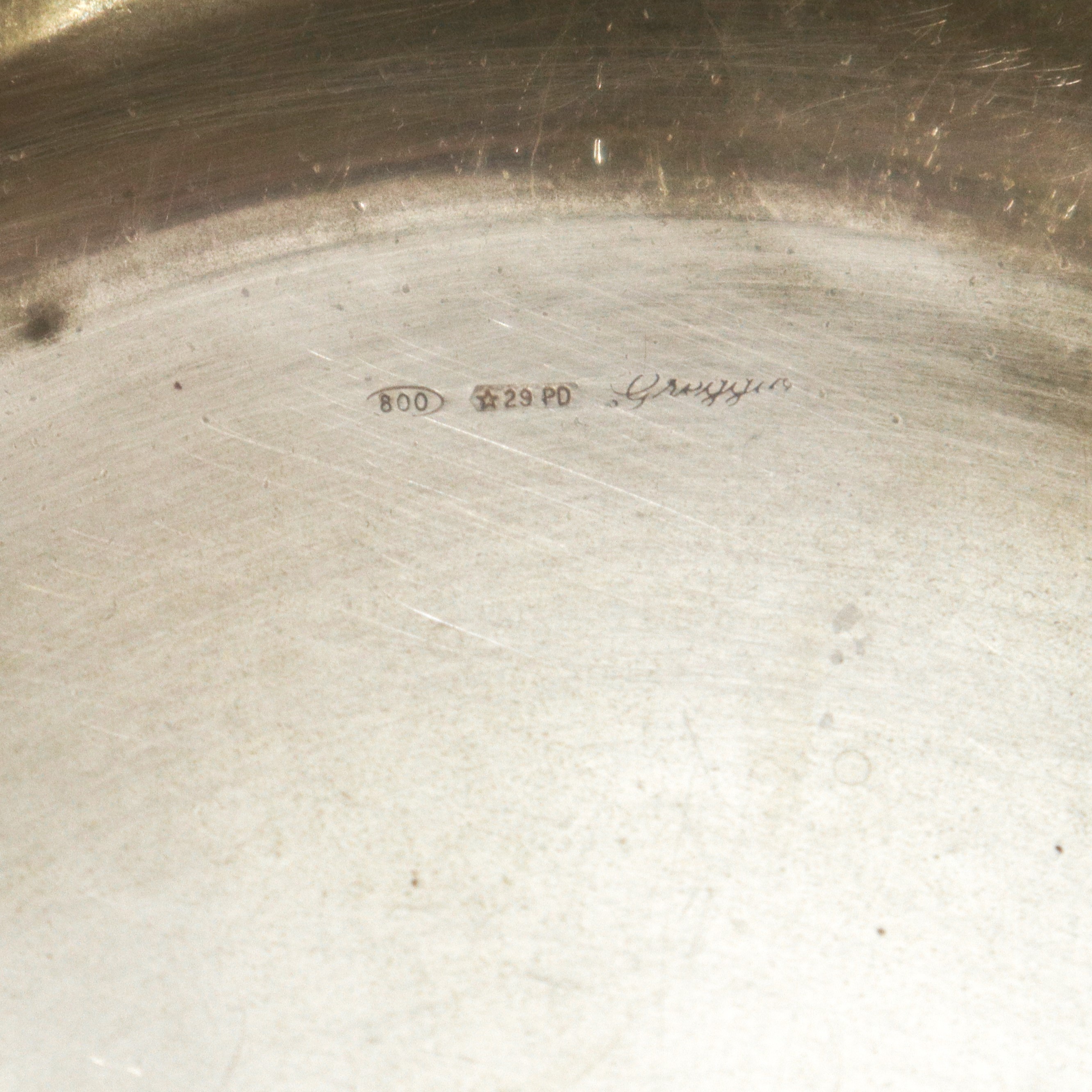 Portadolci ovale in argento 800 con bordo smerlato sbalzato e costolato