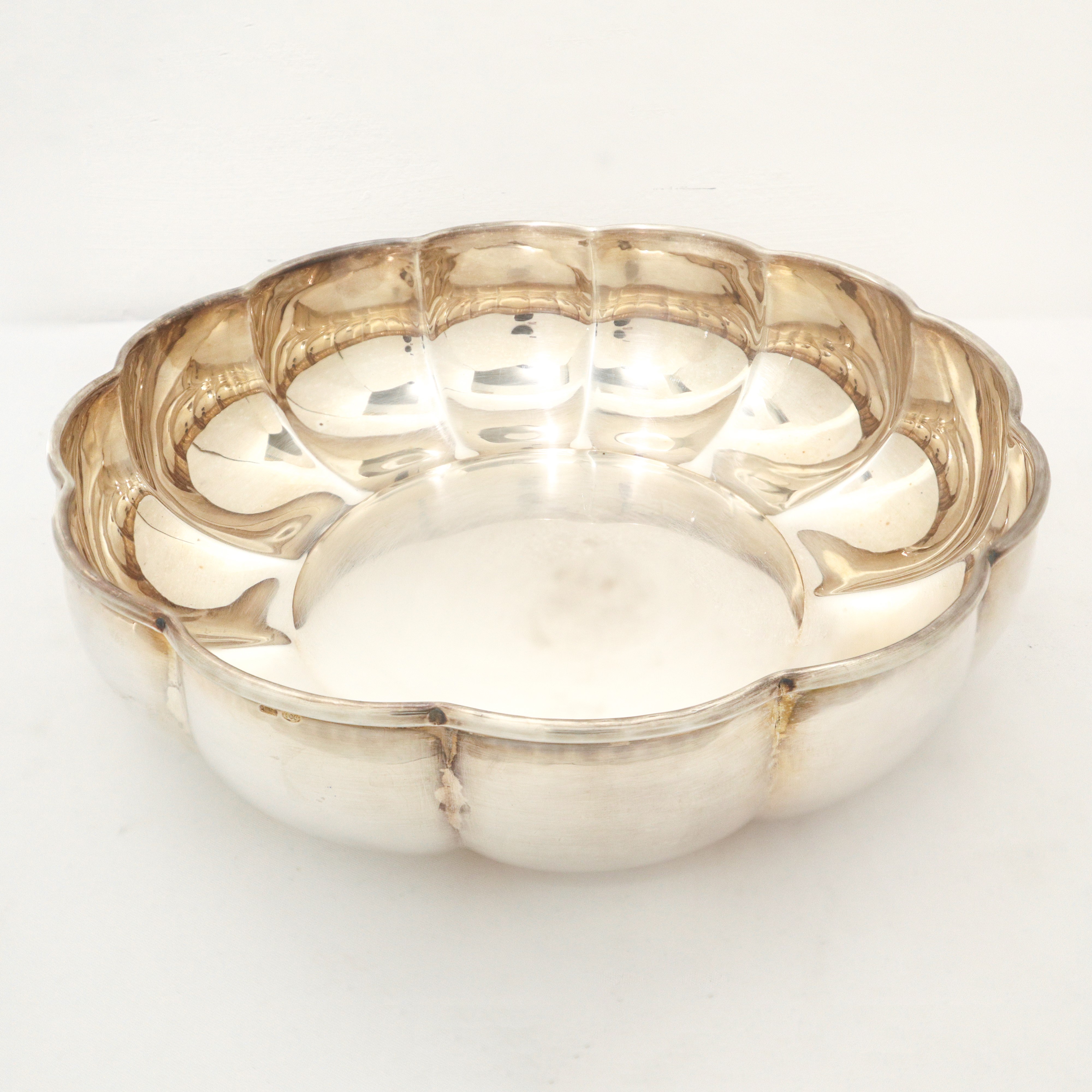 Portadolci in argento 800 rotondo con circonferenza lobata e smerlata