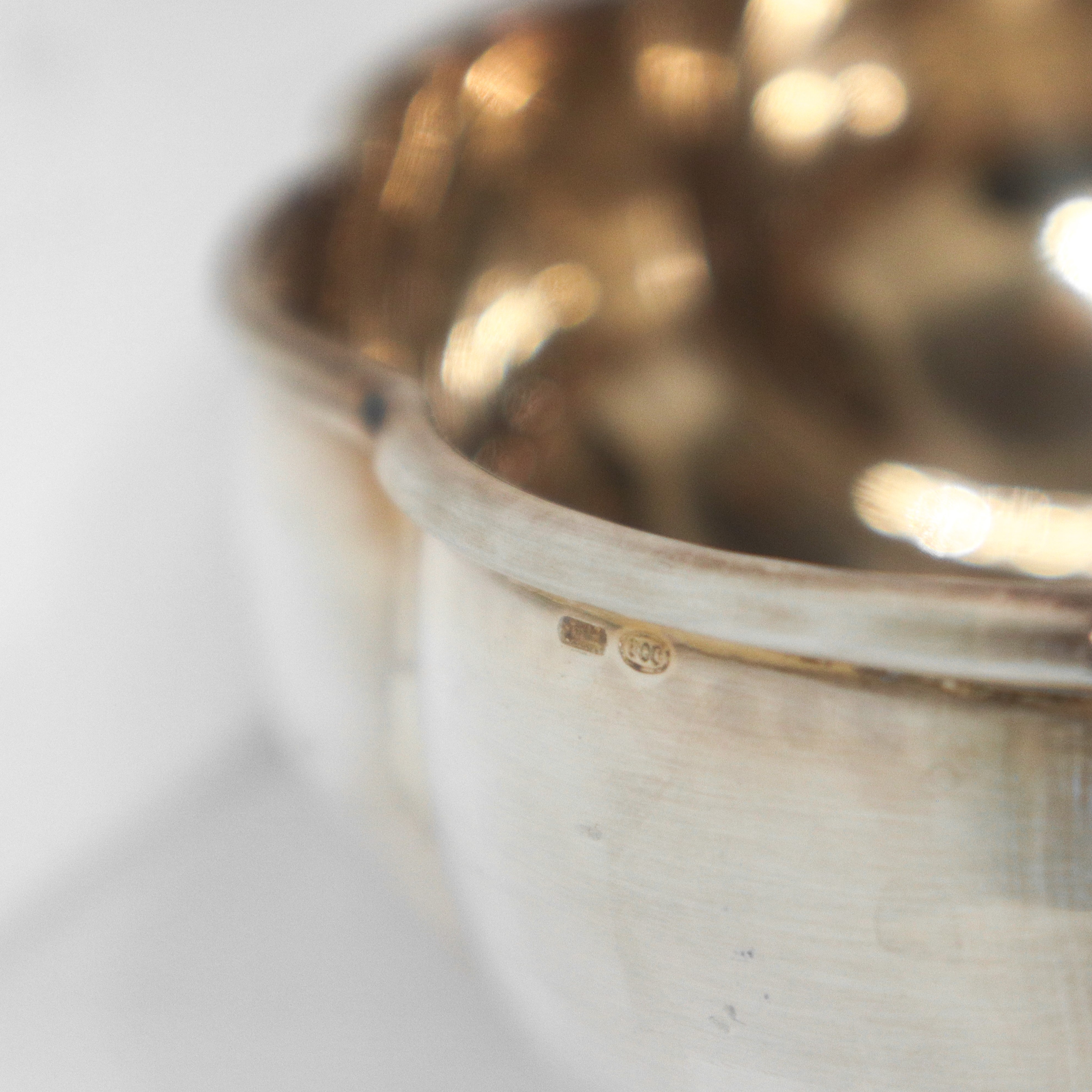 Portadolci in argento 800 rotondo con circonferenza lobata e smerlata