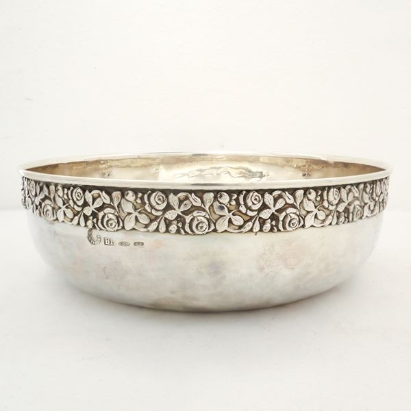 Round sweet holder in 800 silver with embossed floral motifs on the circumference