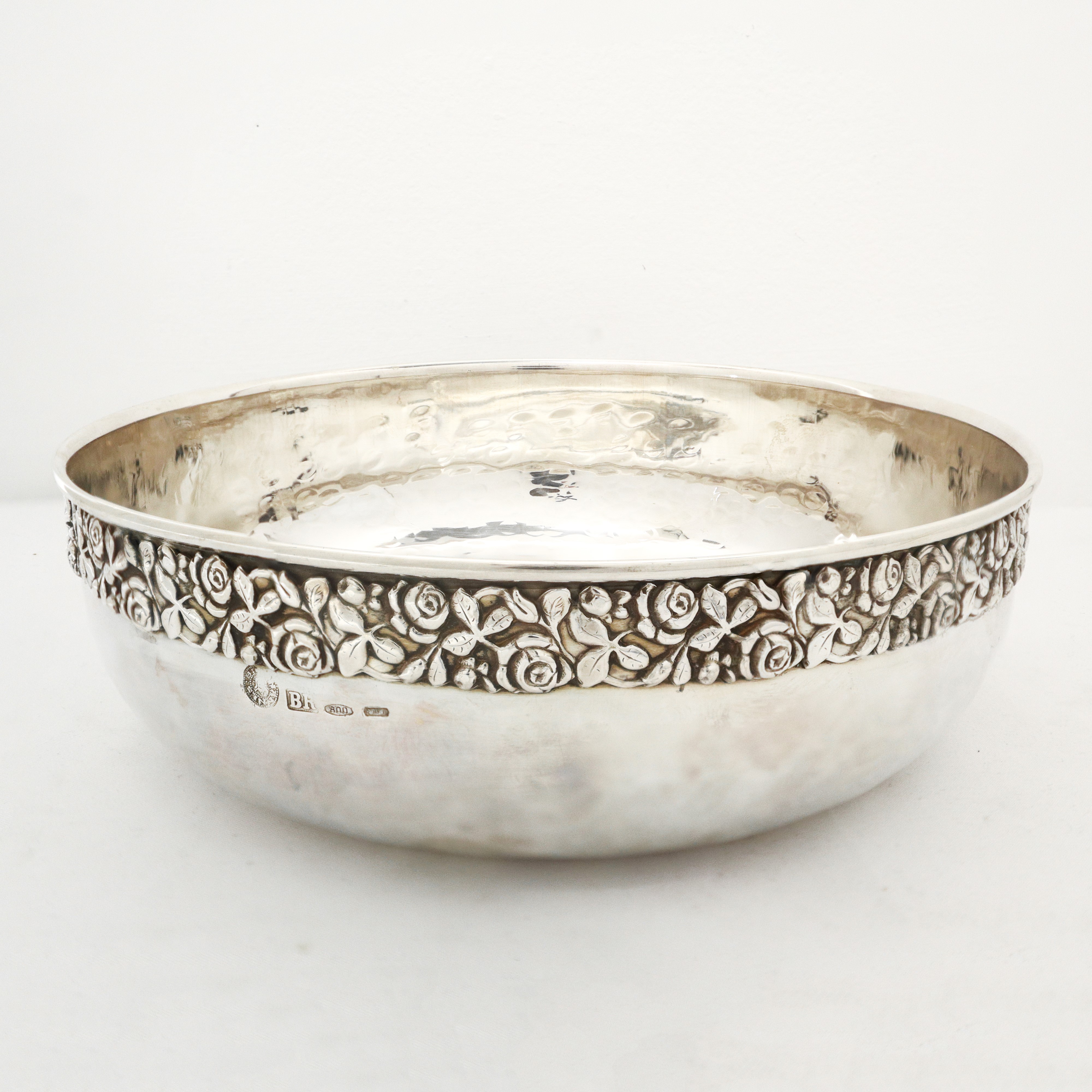 Portadolci rotondo in argento 800 con circonferenza sbalzata a motivi floreali