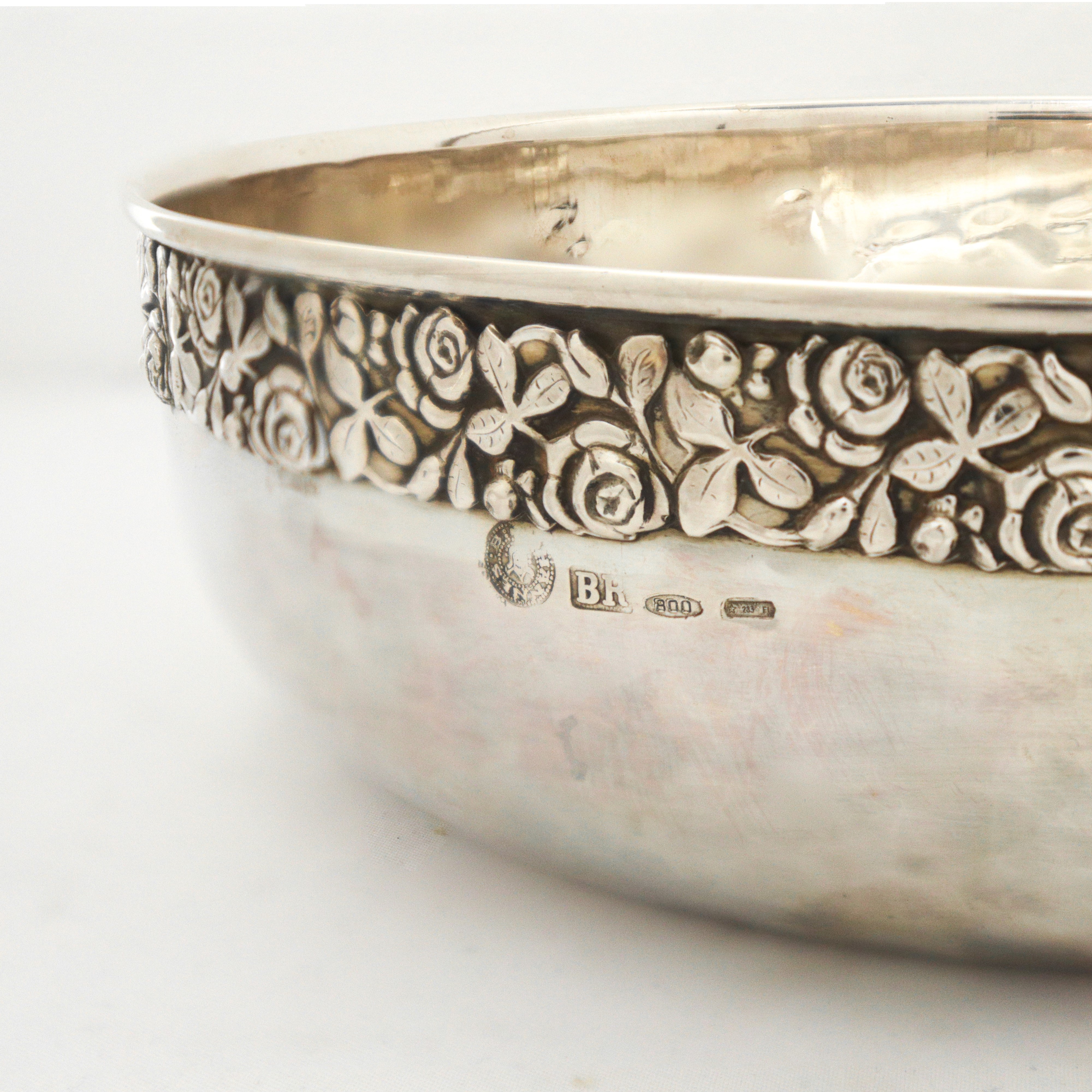 Portadolci rotondo in argento 800 con circonferenza sbalzata a motivi floreali