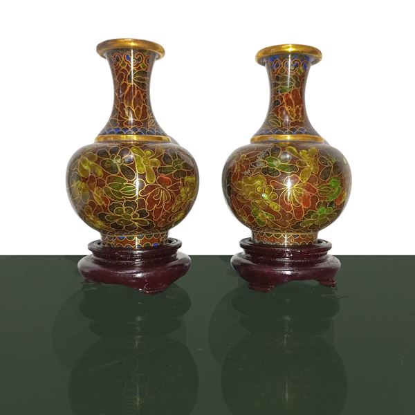 Coppia di vasi cloisonnet nei toni del marrone  con base in legno