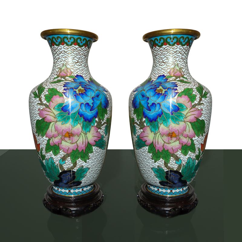 Coppia di vasi cloisonné con fondo bianco e decori floreali, base in legno