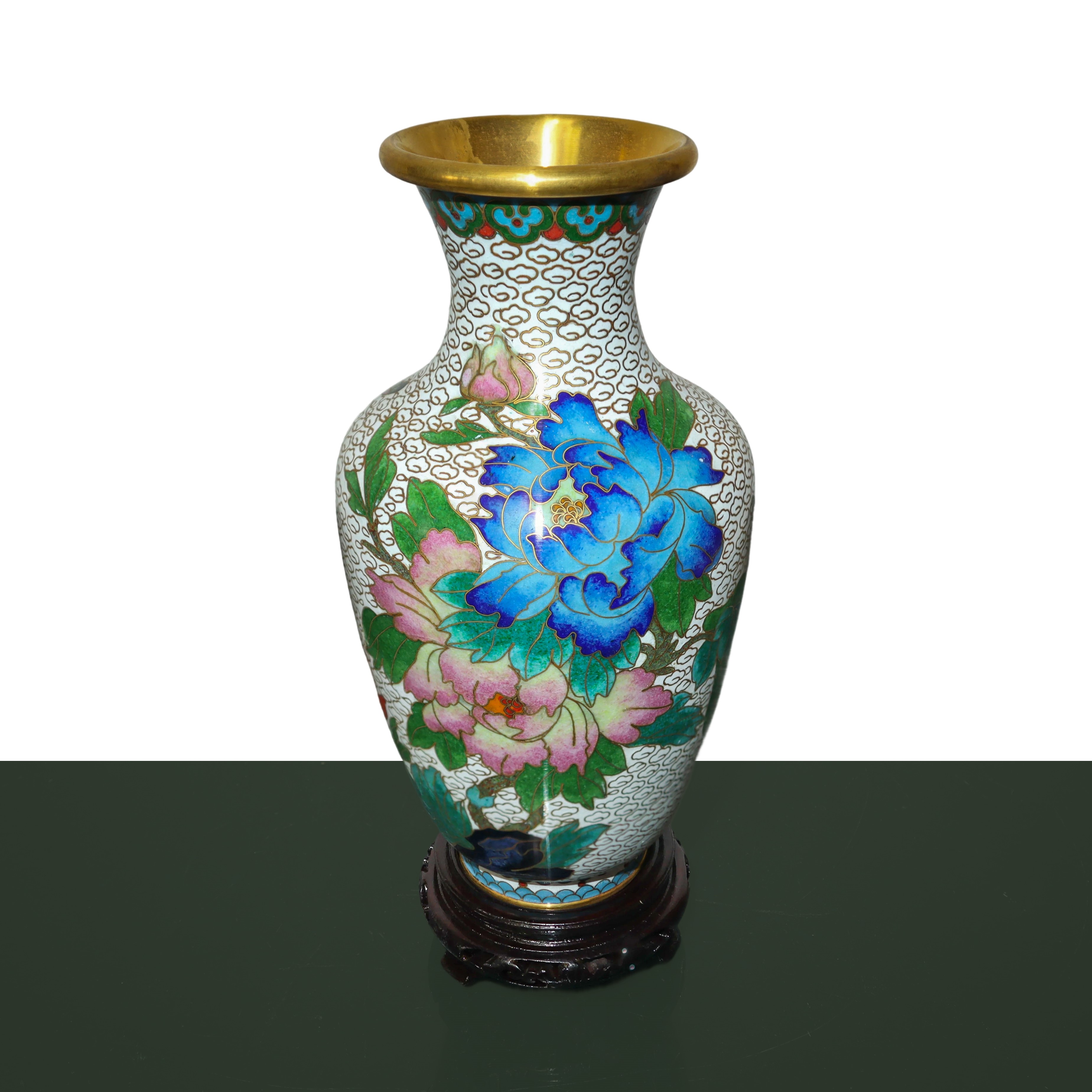 Coppia di vasi cloisonné con fondo bianco e decori floreali, base in legno