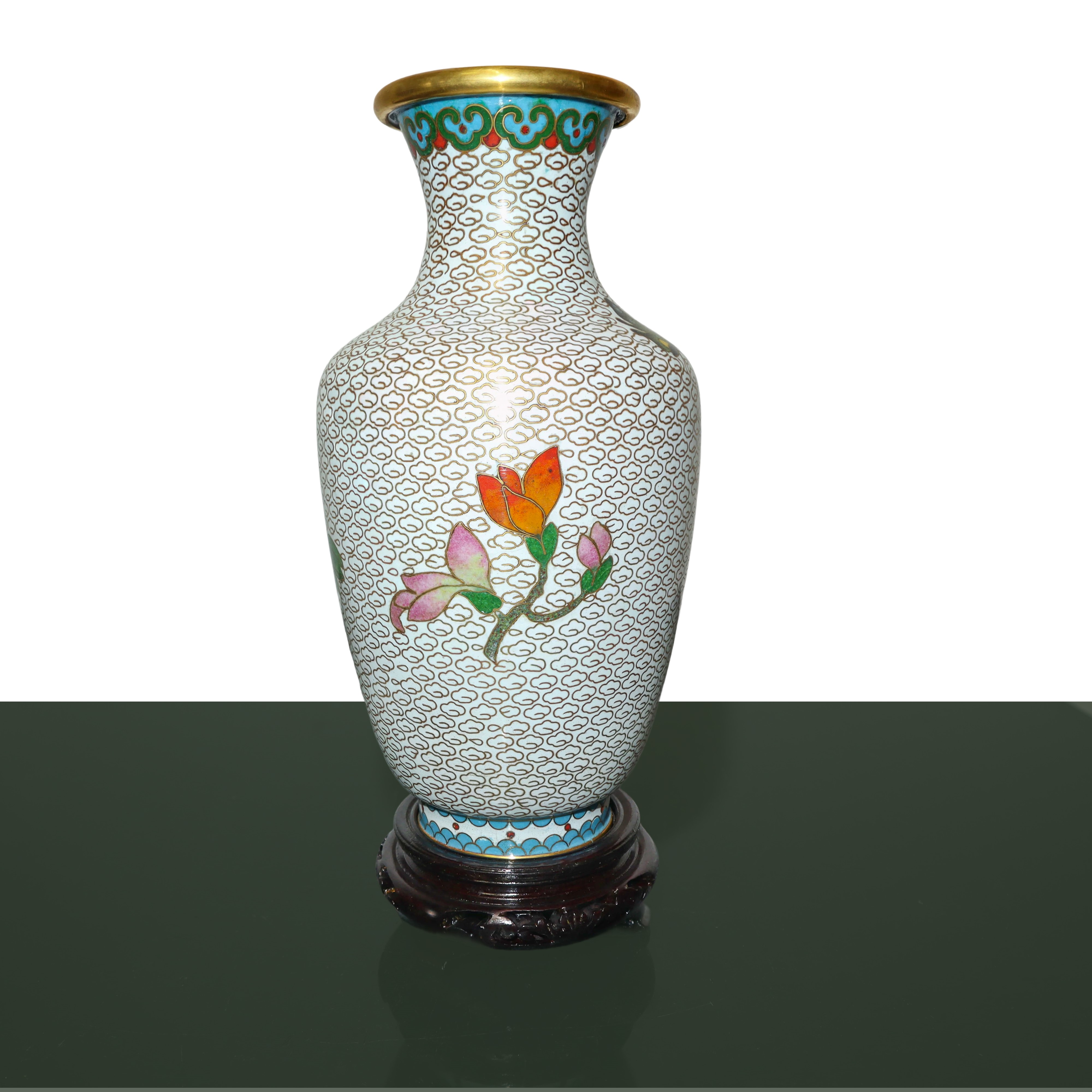 Coppia di vasi cloisonné con fondo bianco e decori floreali, base in legno