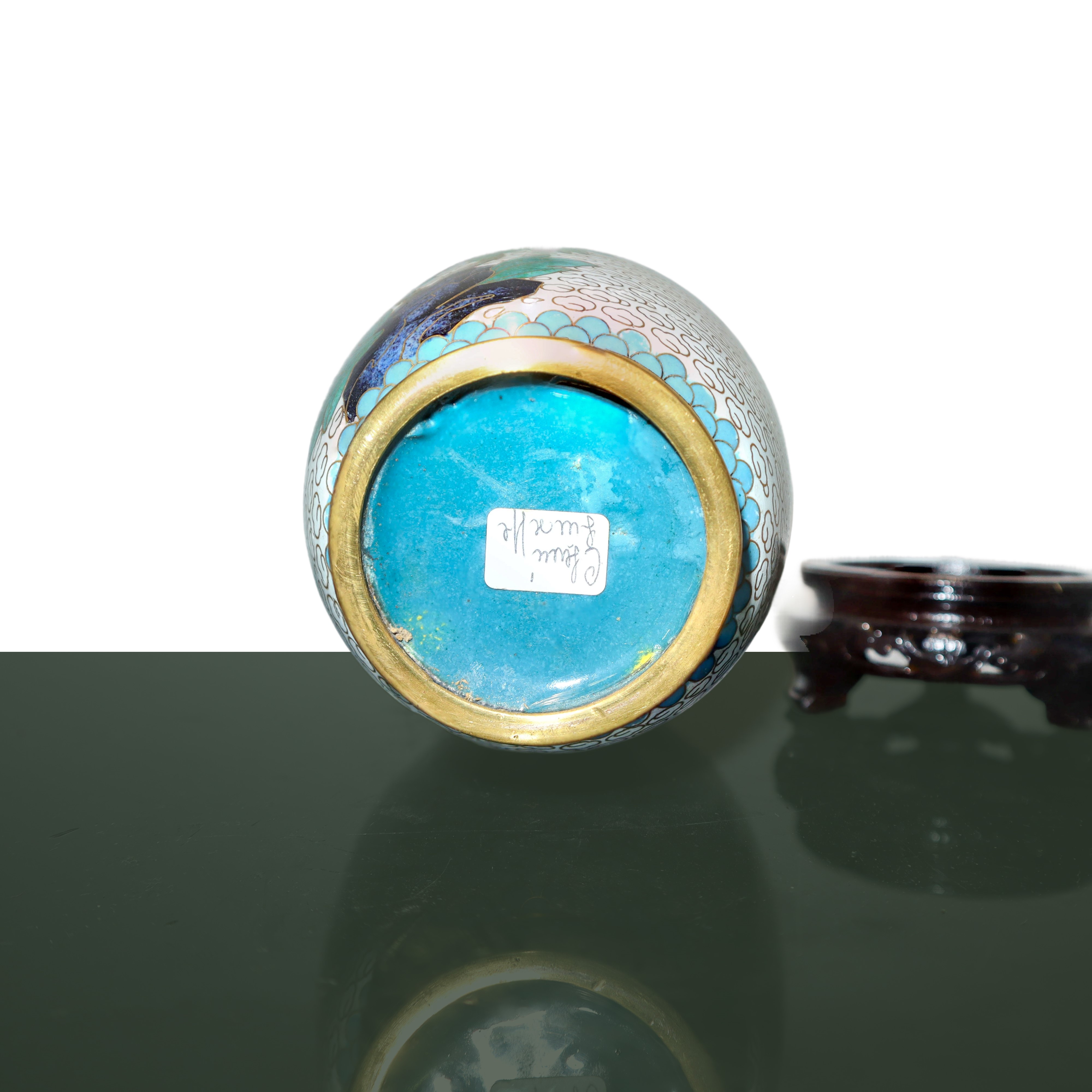 Coppia di vasi cloisonné con fondo bianco e decori floreali, base in legno