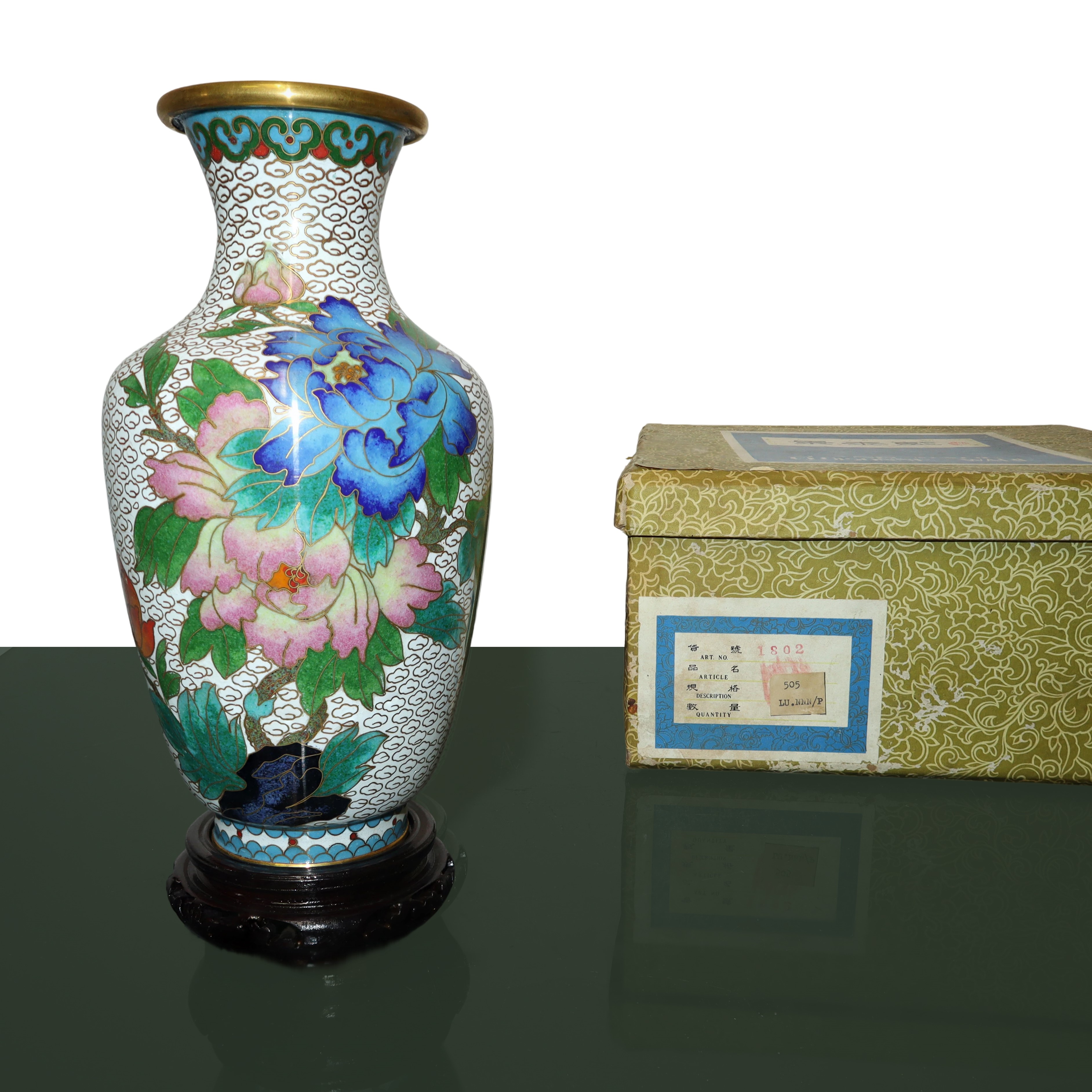 Coppia di vasi cloisonné con fondo bianco e decori floreali, base in legno