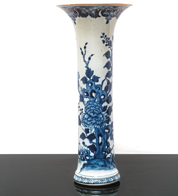 Vaso blu e bianco con decori di fiori e uccelli