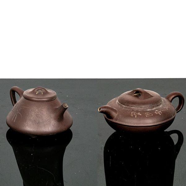 Pair of teapots with inscriptions