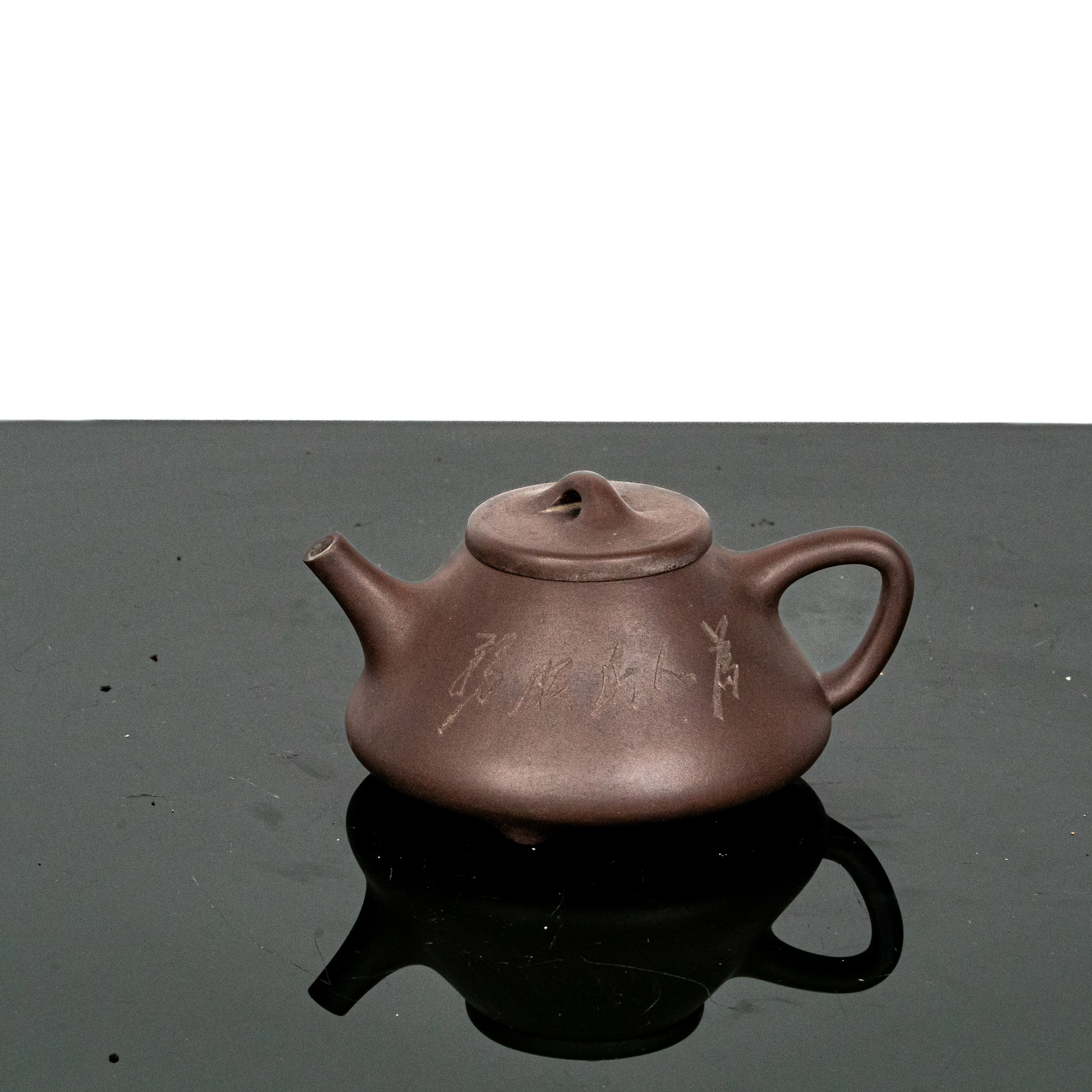 Coppia di teiere con iscrizioni