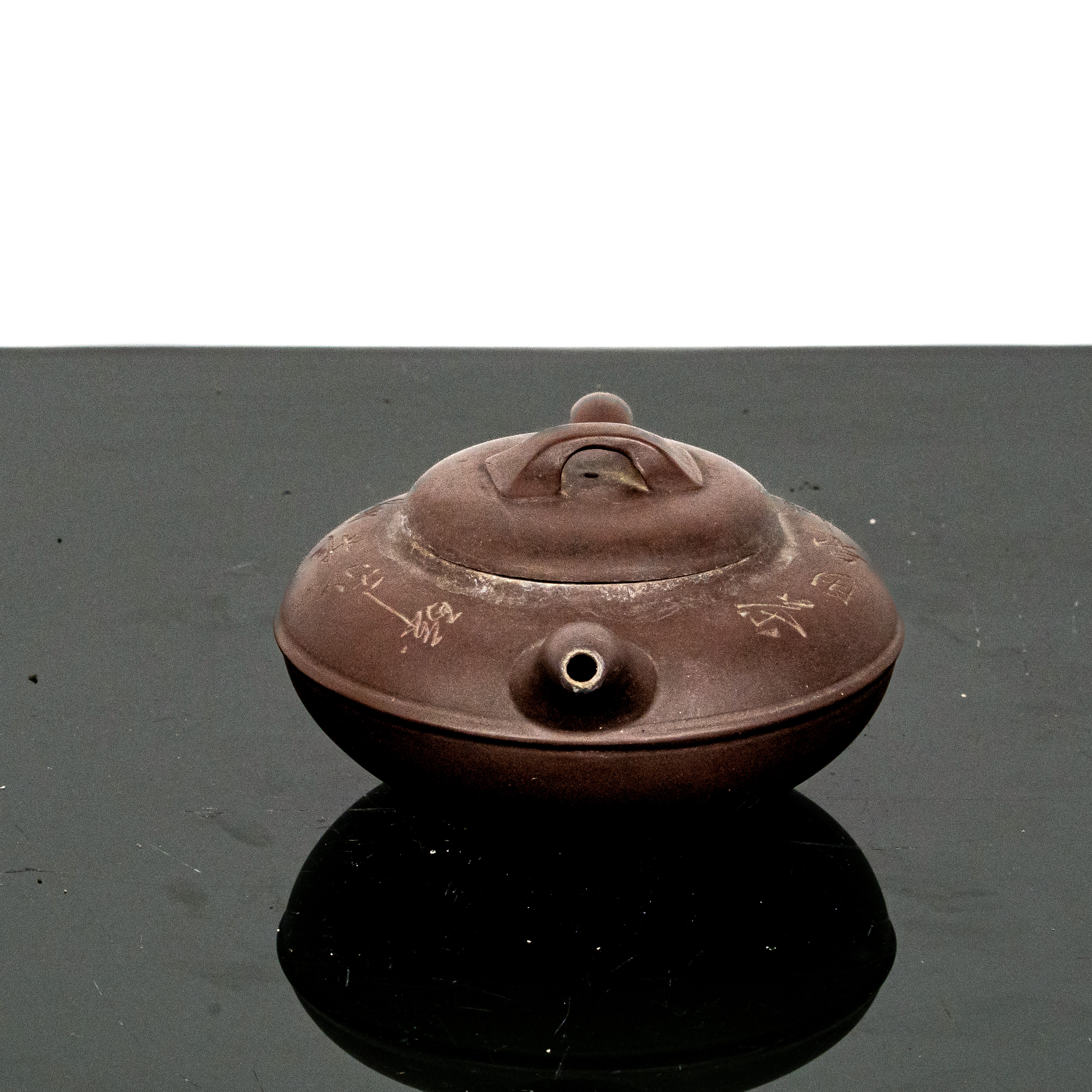 Coppia di teiere con iscrizioni