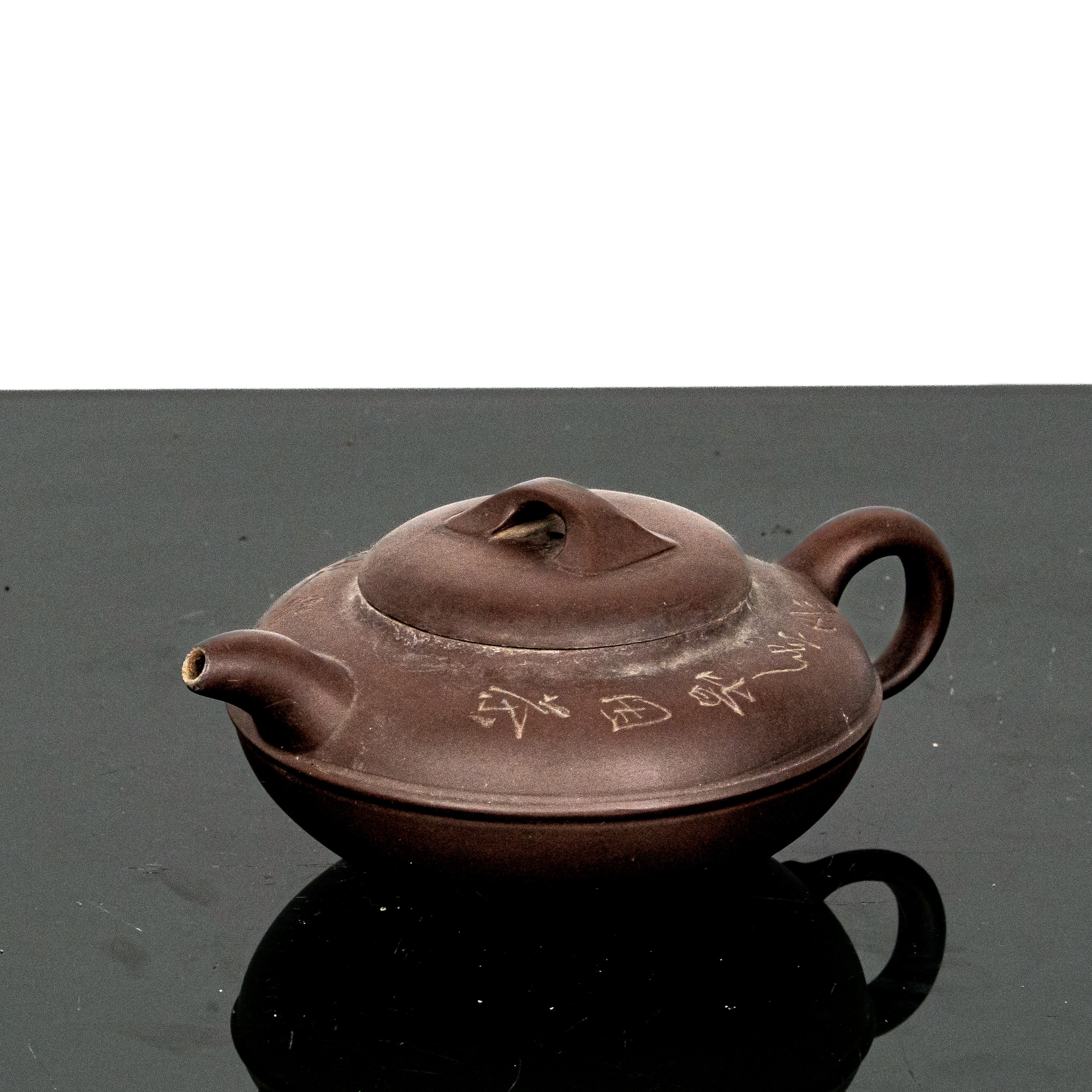 Coppia di teiere con iscrizioni