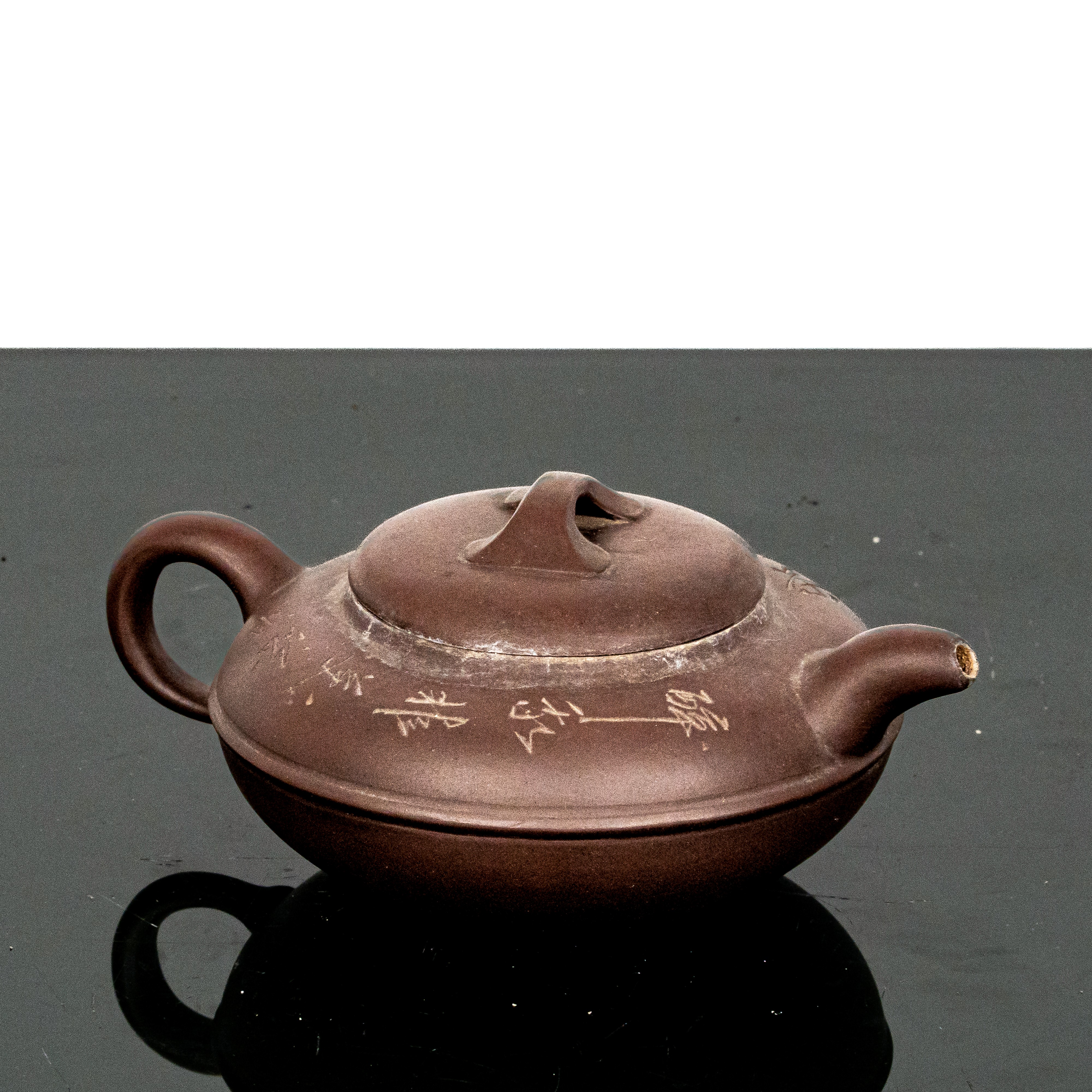 Coppia di teiere con iscrizioni