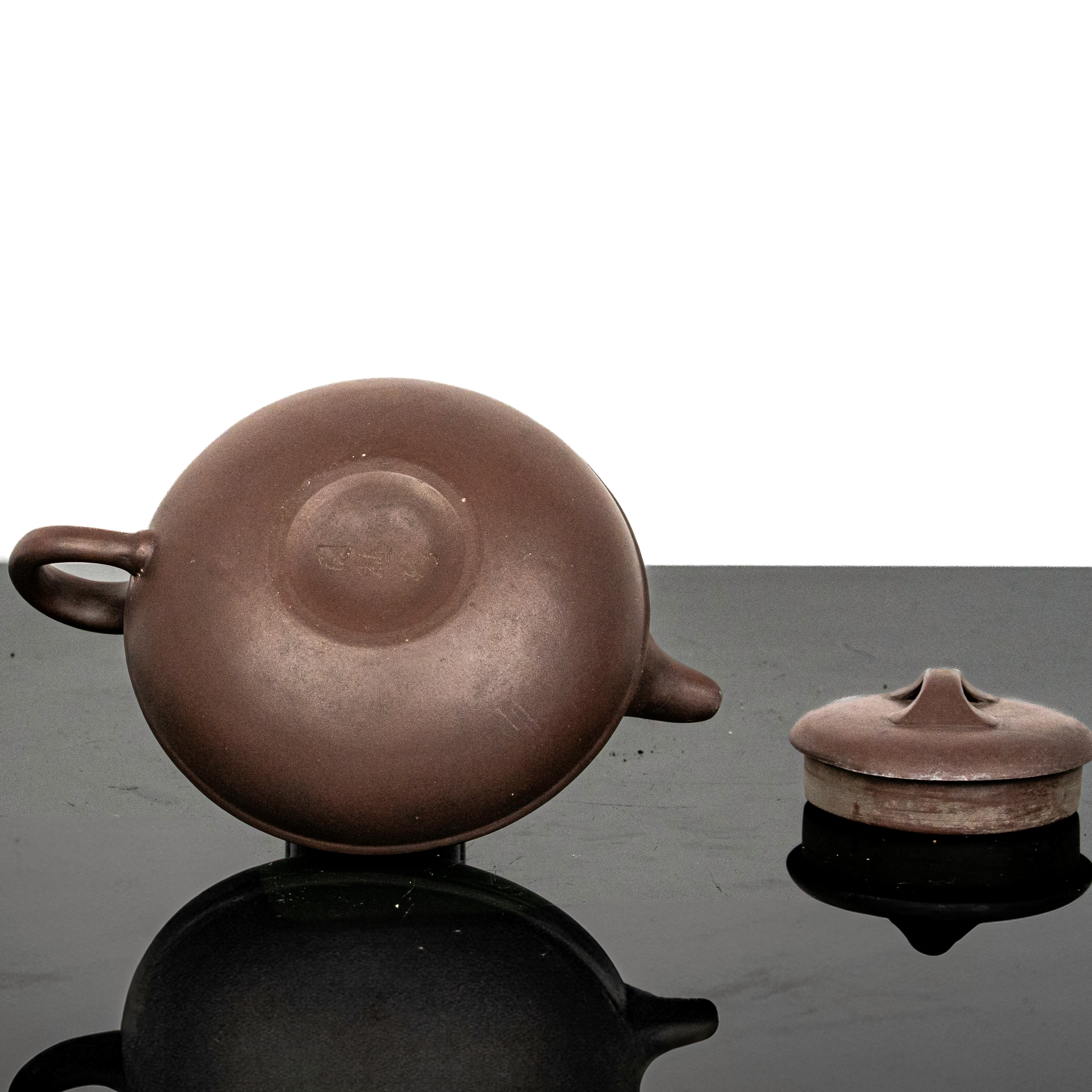 Coppia di teiere con iscrizioni