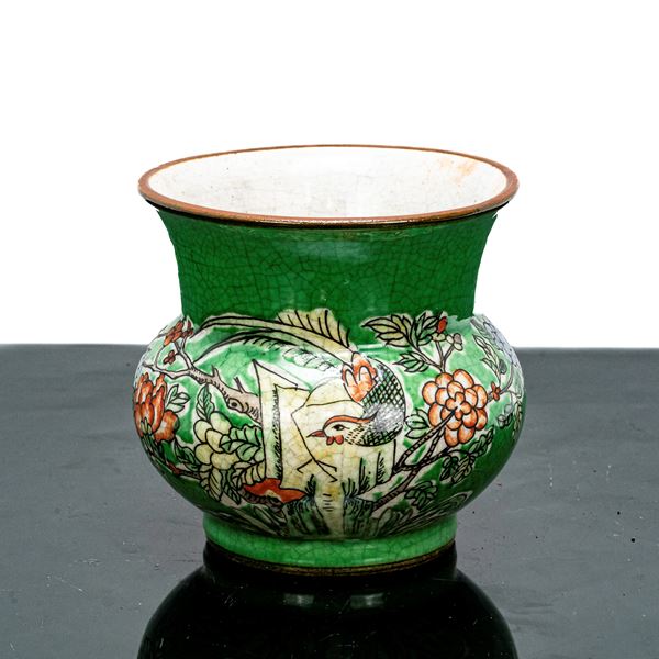 Vaso in smalto verde con decori floreali e uccelli