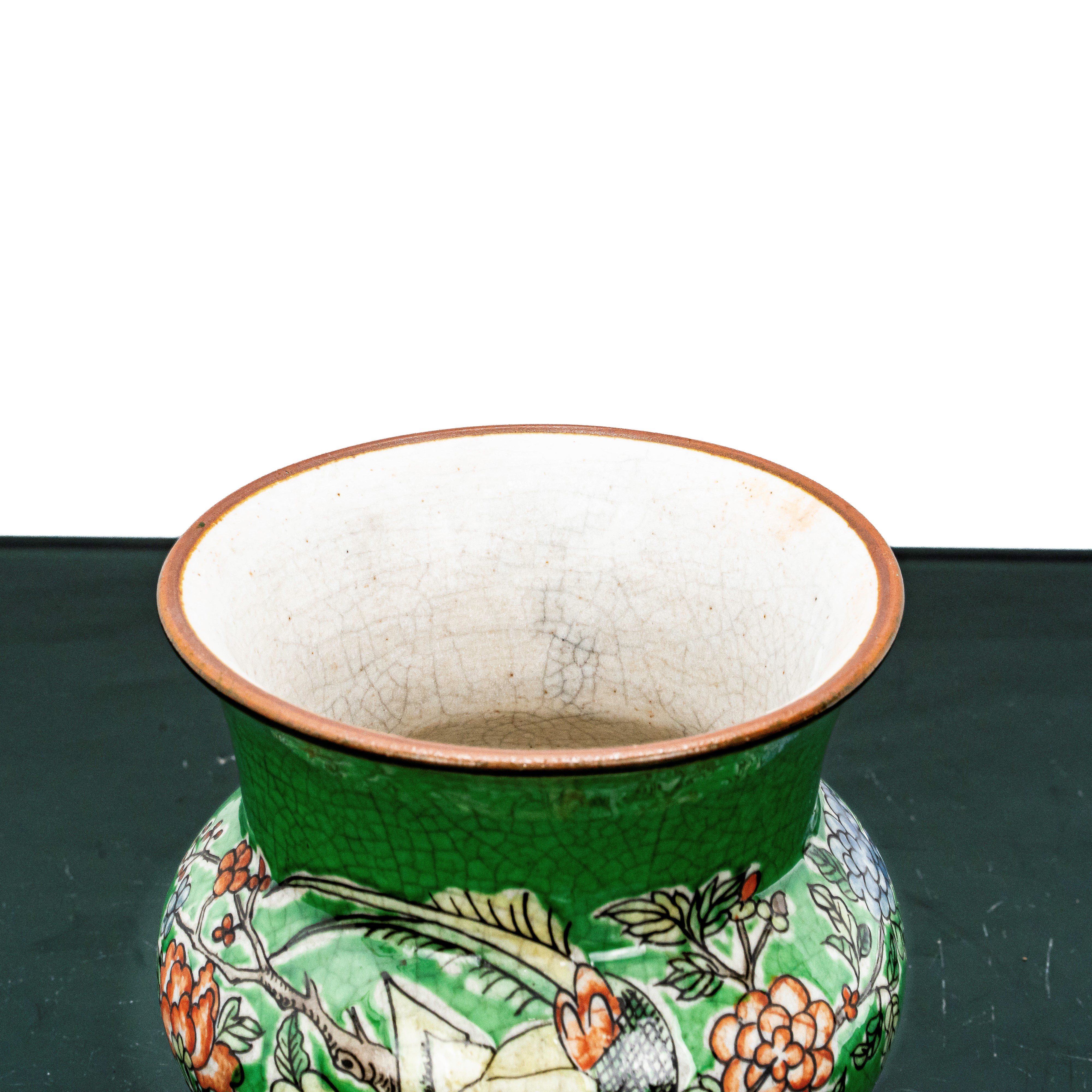 Vaso in smalto verde con decori floreali e uccelli